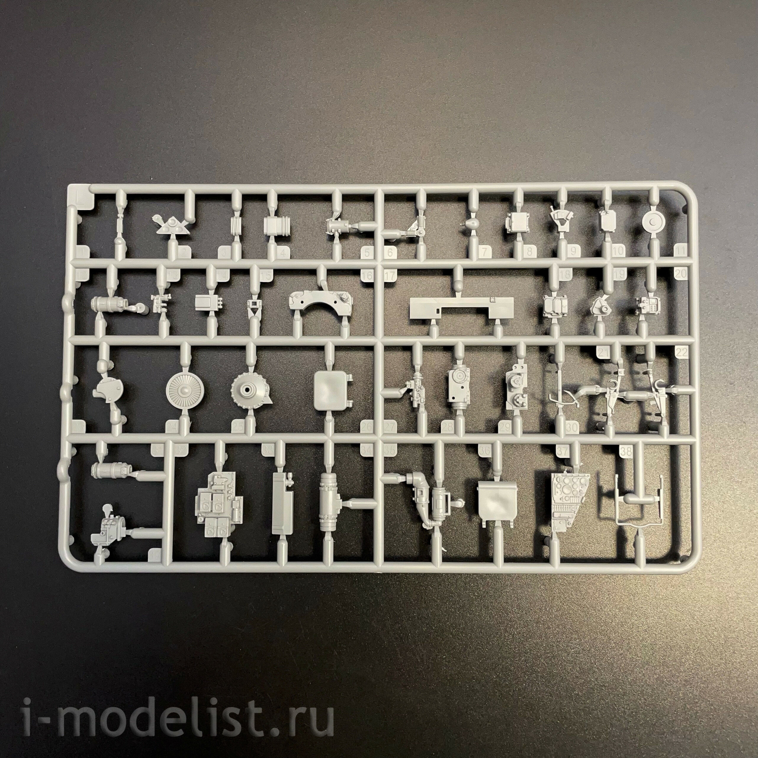 35A060 Amusing Hobby 1/35 Soviet T-80U tank with full interior (licensed by Omsktransmash)