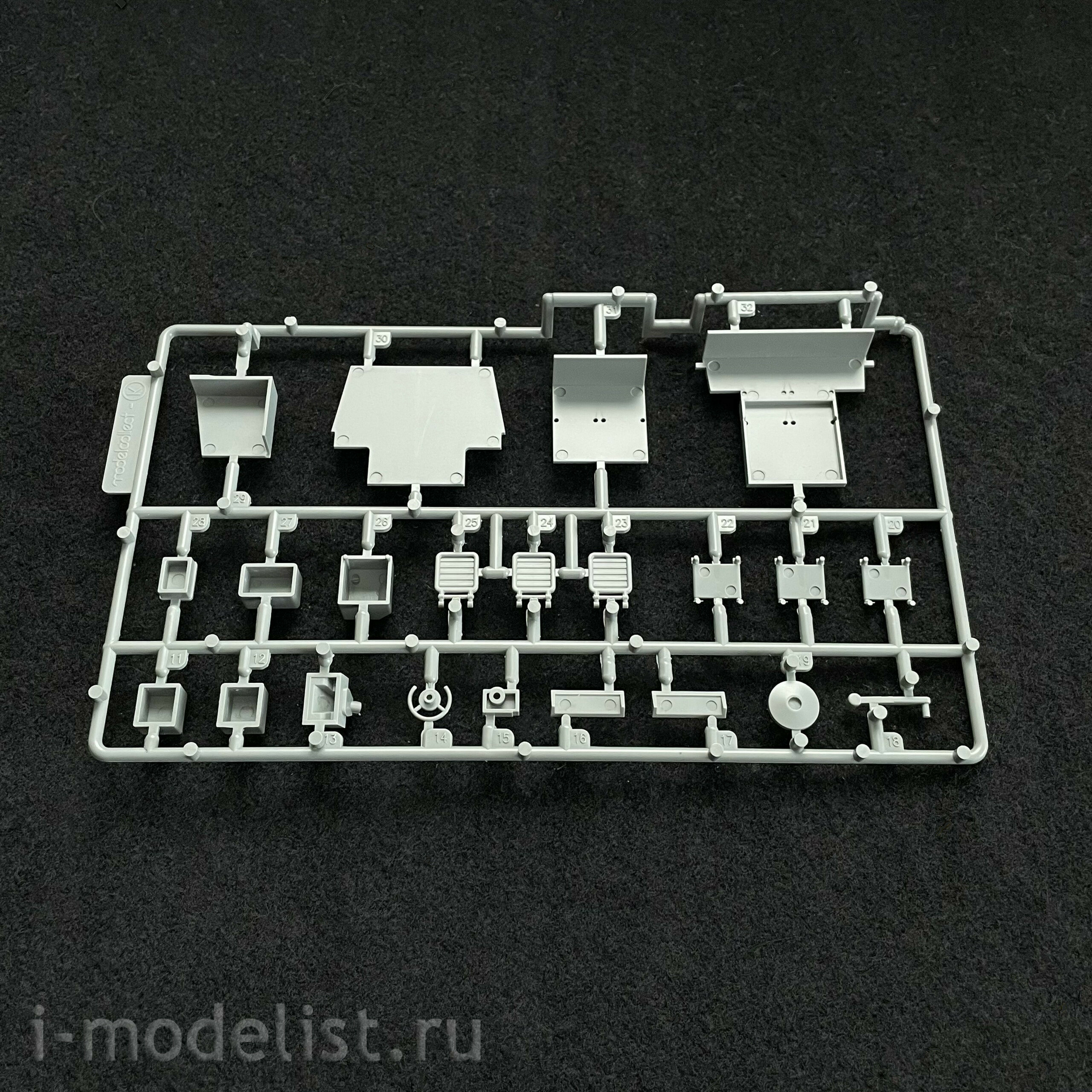 UA35004 Modelcollect Fist of War 1/35 WWII German Sdkfz 553/A medium Mech fighting
