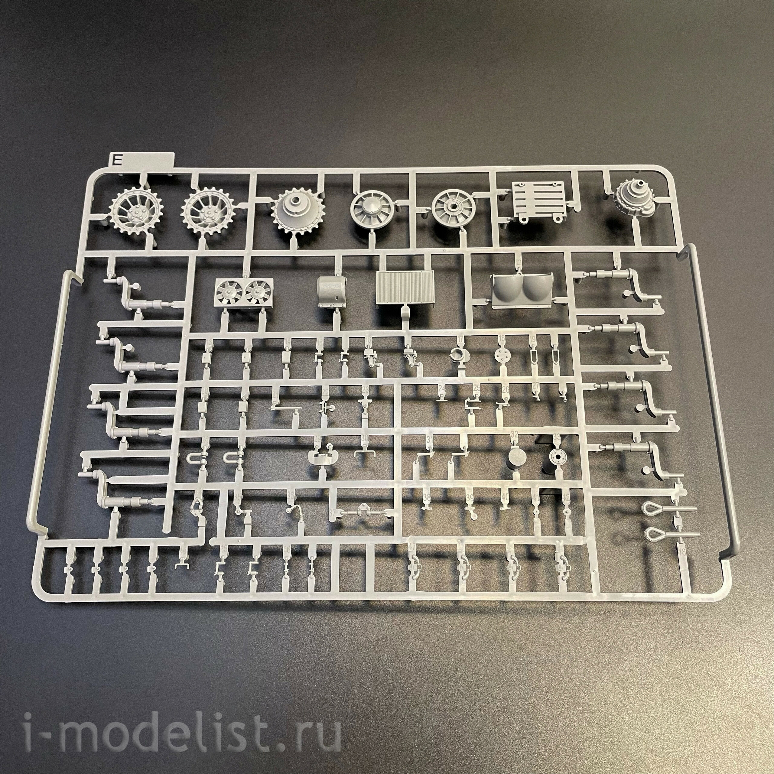 2195W Takom 1/35 Набор TIGER I² BOX - Sd.Kfz.181 Pz.Kpfw.VI Ausf.E Tiger I Command + Tiger I + фигура Михаэля Виттманна в 1/16
