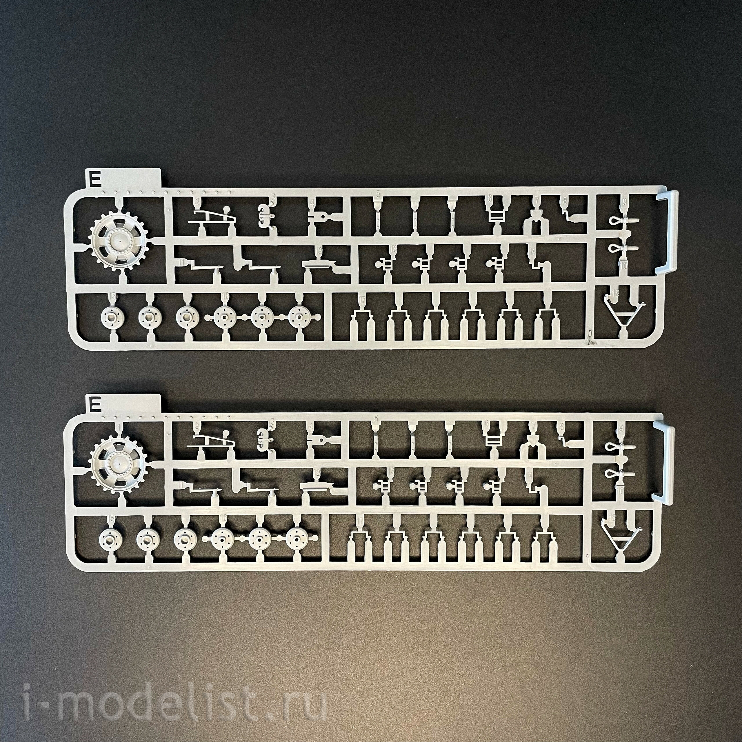 8006 Takom 1/35 Штурмовая гаубица Sd.Kfz StuH 42 & StuG III Ausf. G поздний (2 в 1)