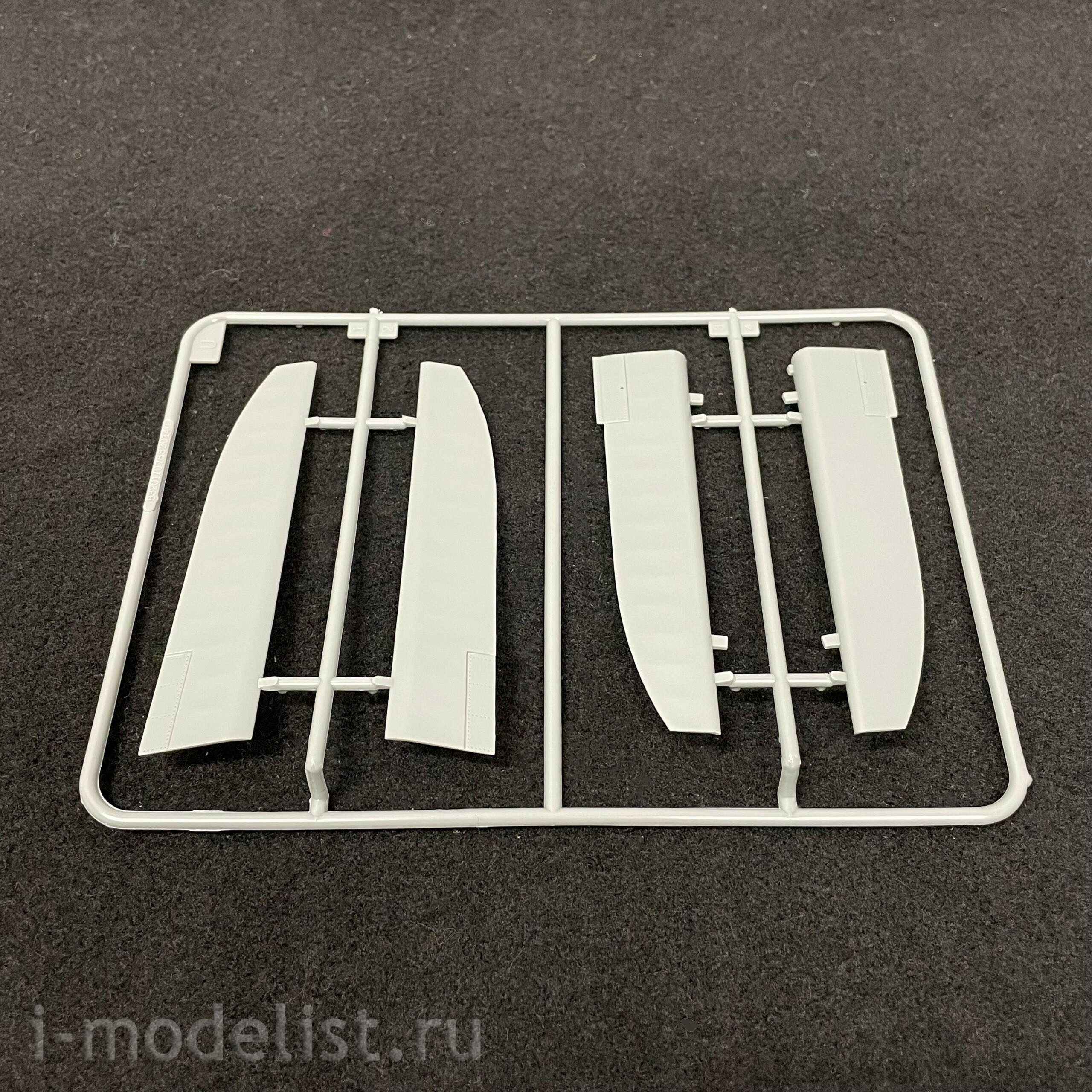 83202 HobbyBoss 1/32 Il-2 plane on skis