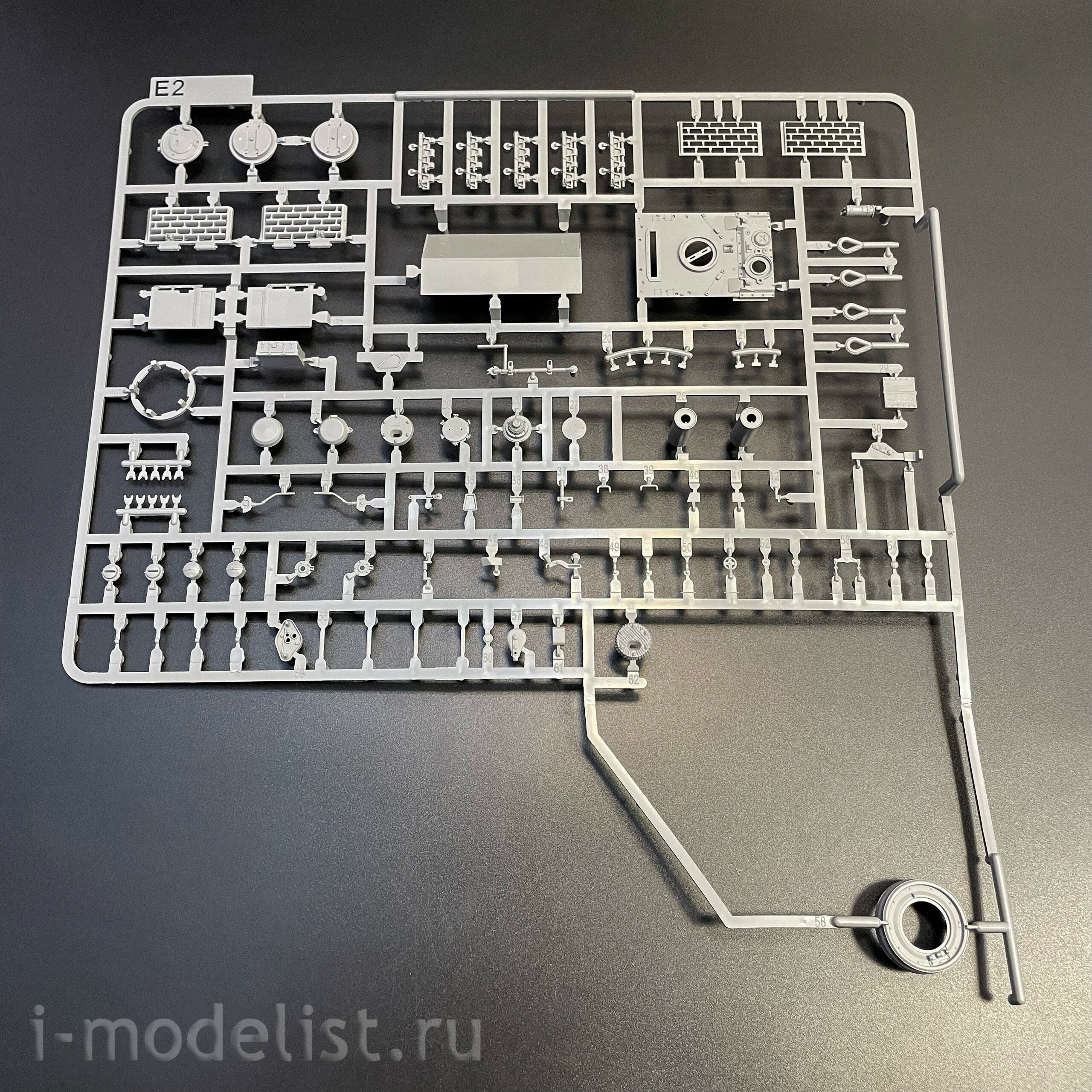 2195W Takom 1/35 Набор TIGER I² BOX - Sd.Kfz.181 Pz.Kpfw.VI Ausf.E Tiger I Command + Tiger I + фигура Михаэля Виттманна в 1/16