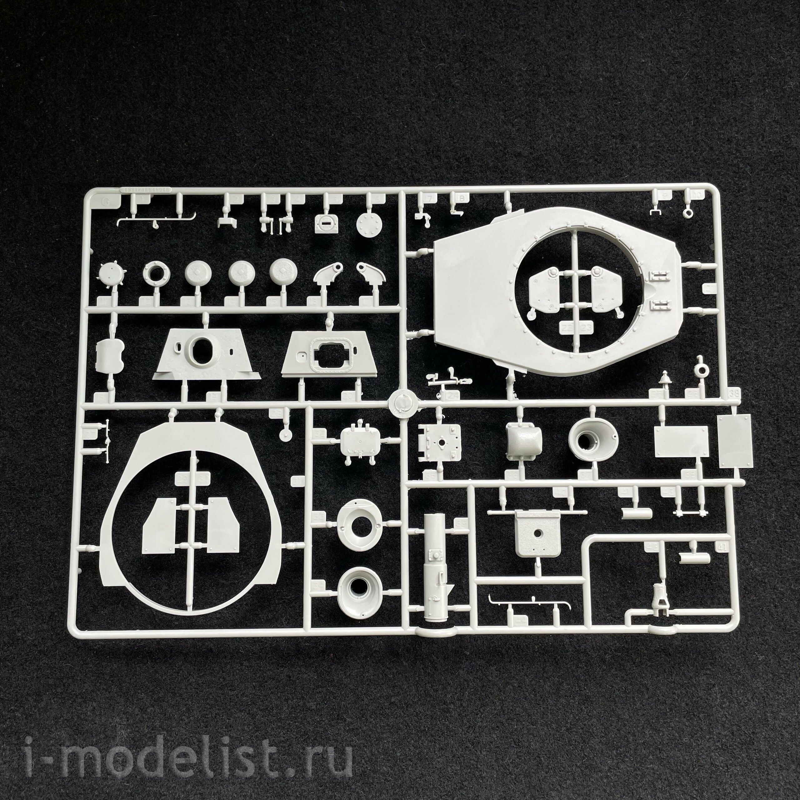 84559 Hobbyboss 1/35 Tank Pz.Kpfw VI Sd.Kfz.182 Tiger II (Henschel 105 mm)