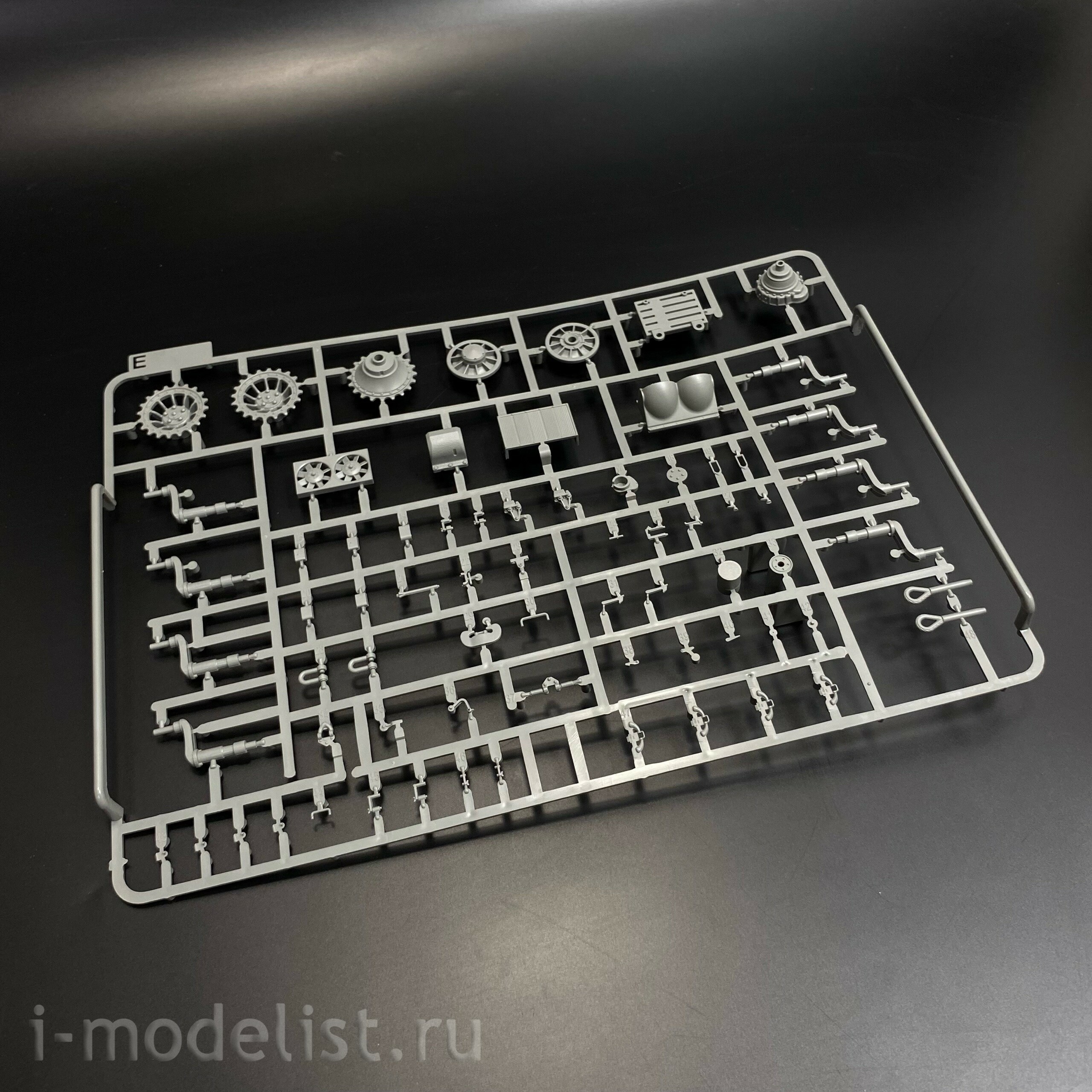 2202 Takom 1/35 Танк Tiger I (ранний) со стальными дисками с циммеритом