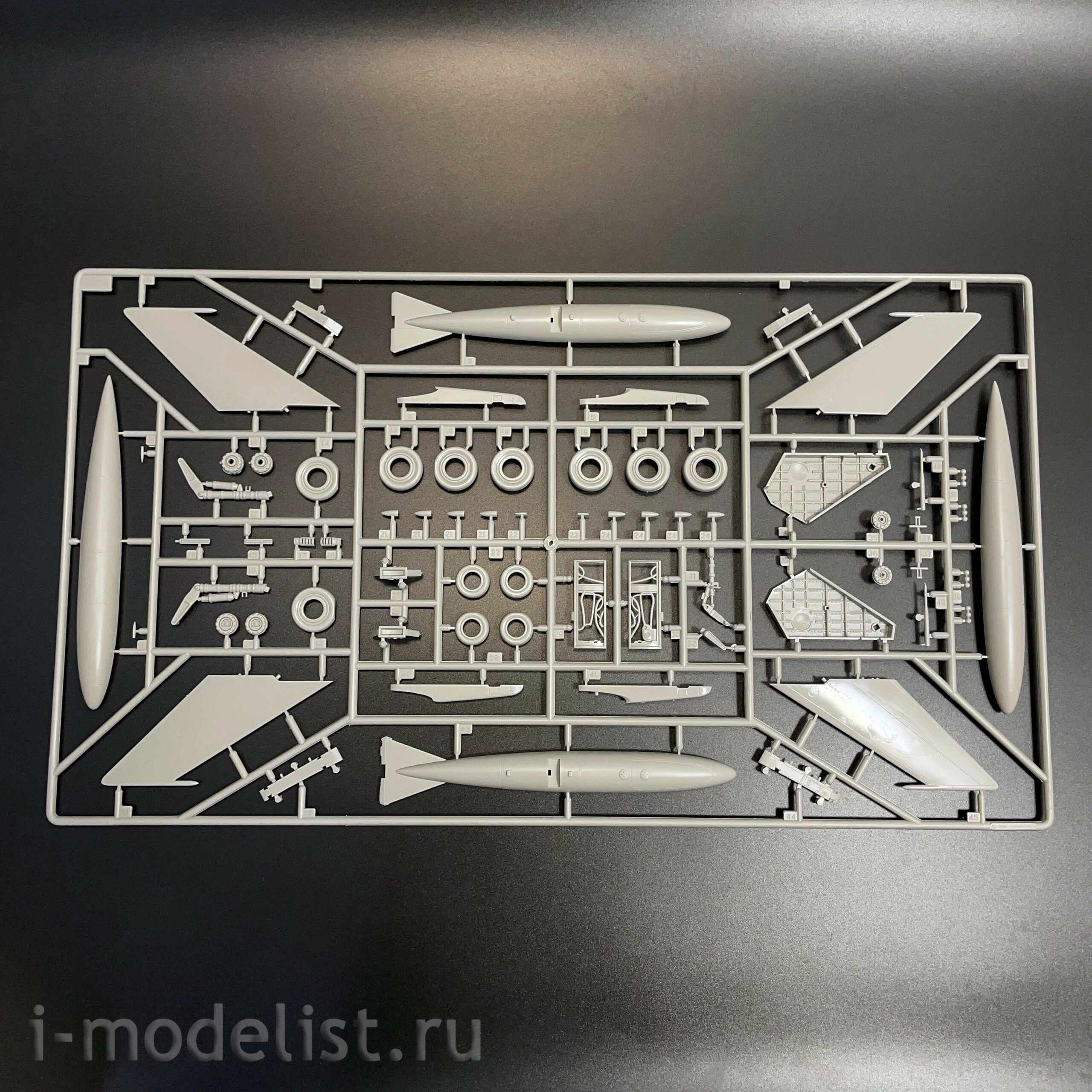 02207 Trumpeter 1/32 Soviet M-19S Farmer C Fighter