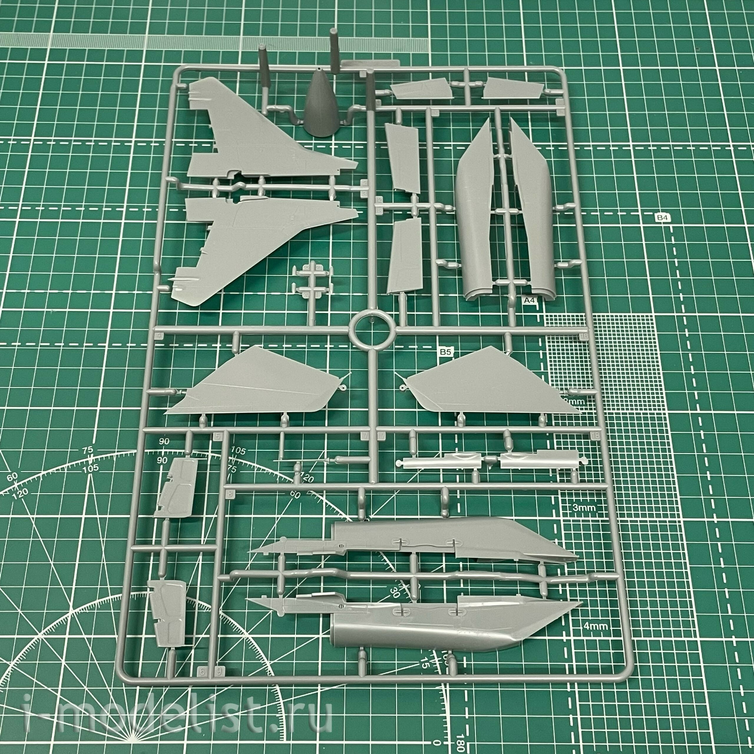 S4814 Great Wall Hobby 1/48 MiGG-29 9-13 Aircraft (Swifts Aerobatic Team)