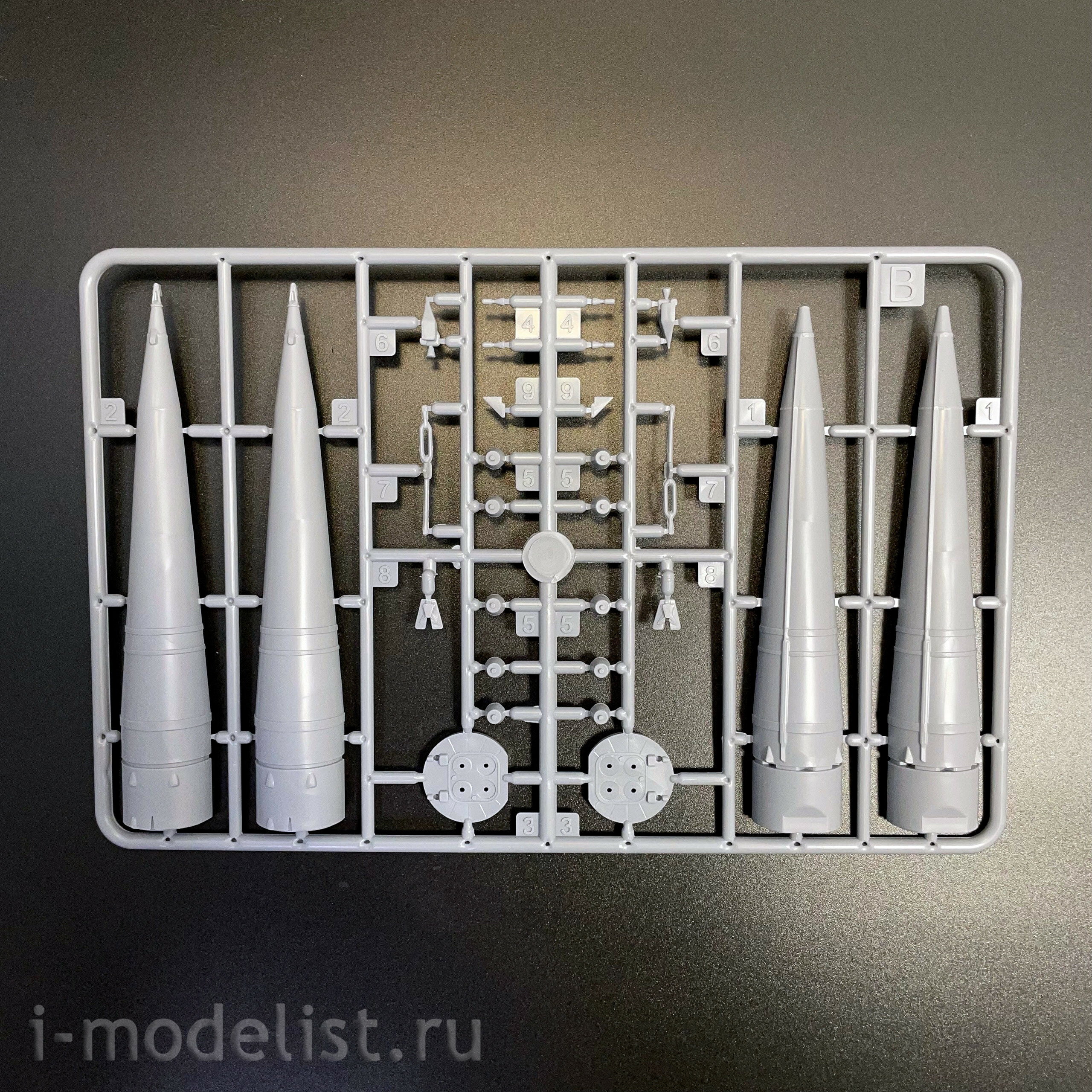 EE144302 Eastern Express 1/144 Missile-carrier 