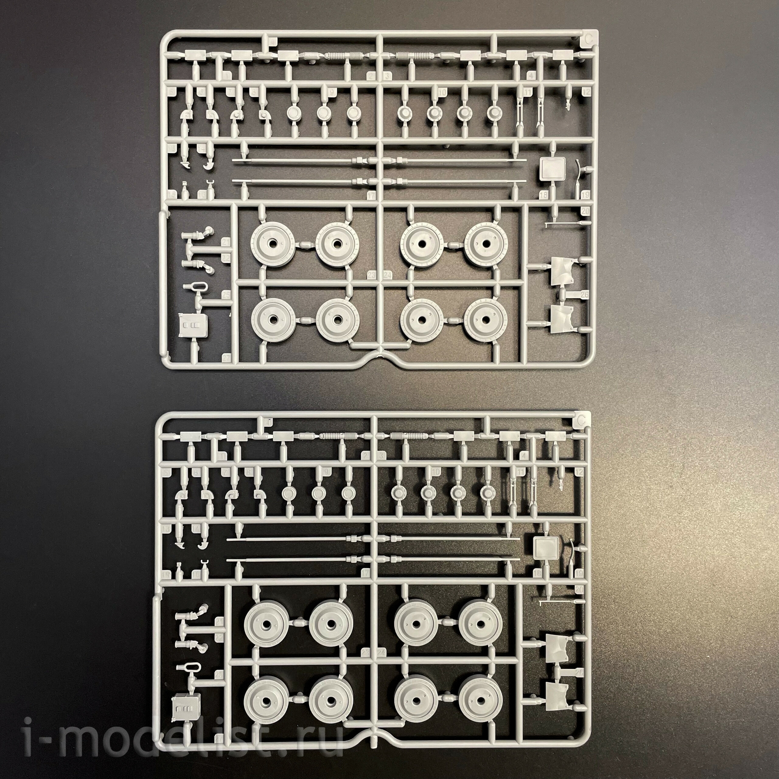 35A060 Amusing Hobby 1/35 Soviet T-80U tank with full interior (licensed by Omsktransmash)