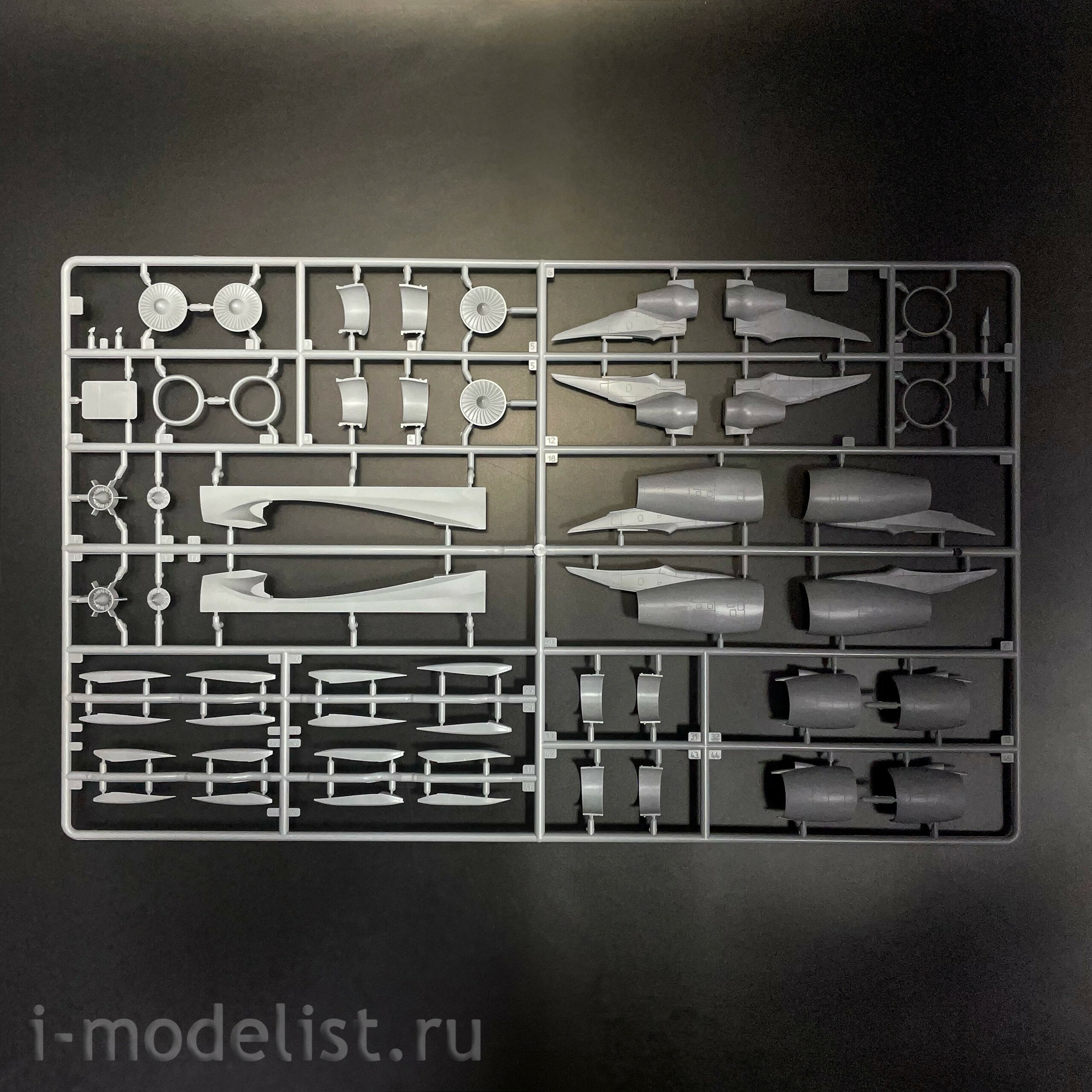 7044 Zvezda 1/144 Passenger Airliner Airbus A-330-300