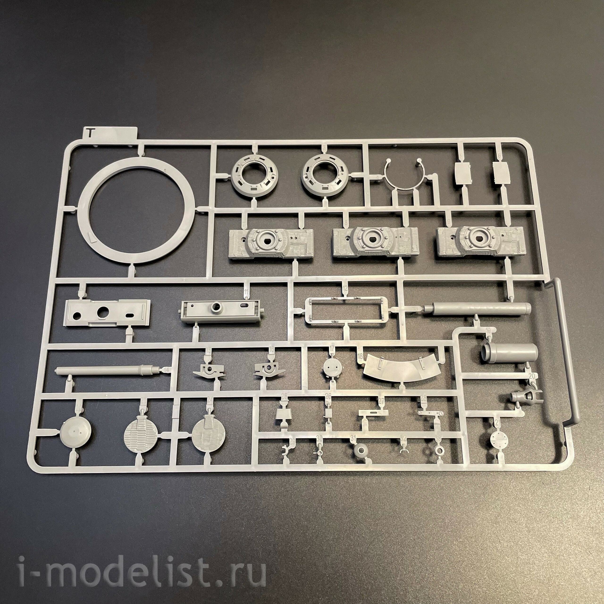 2195W Takom 1/35 Набор TIGER I² BOX - Sd.Kfz.181 Pz.Kpfw.VI Ausf.E Tiger I Command + Tiger I + фигура Михаэля Виттманна в 1/16