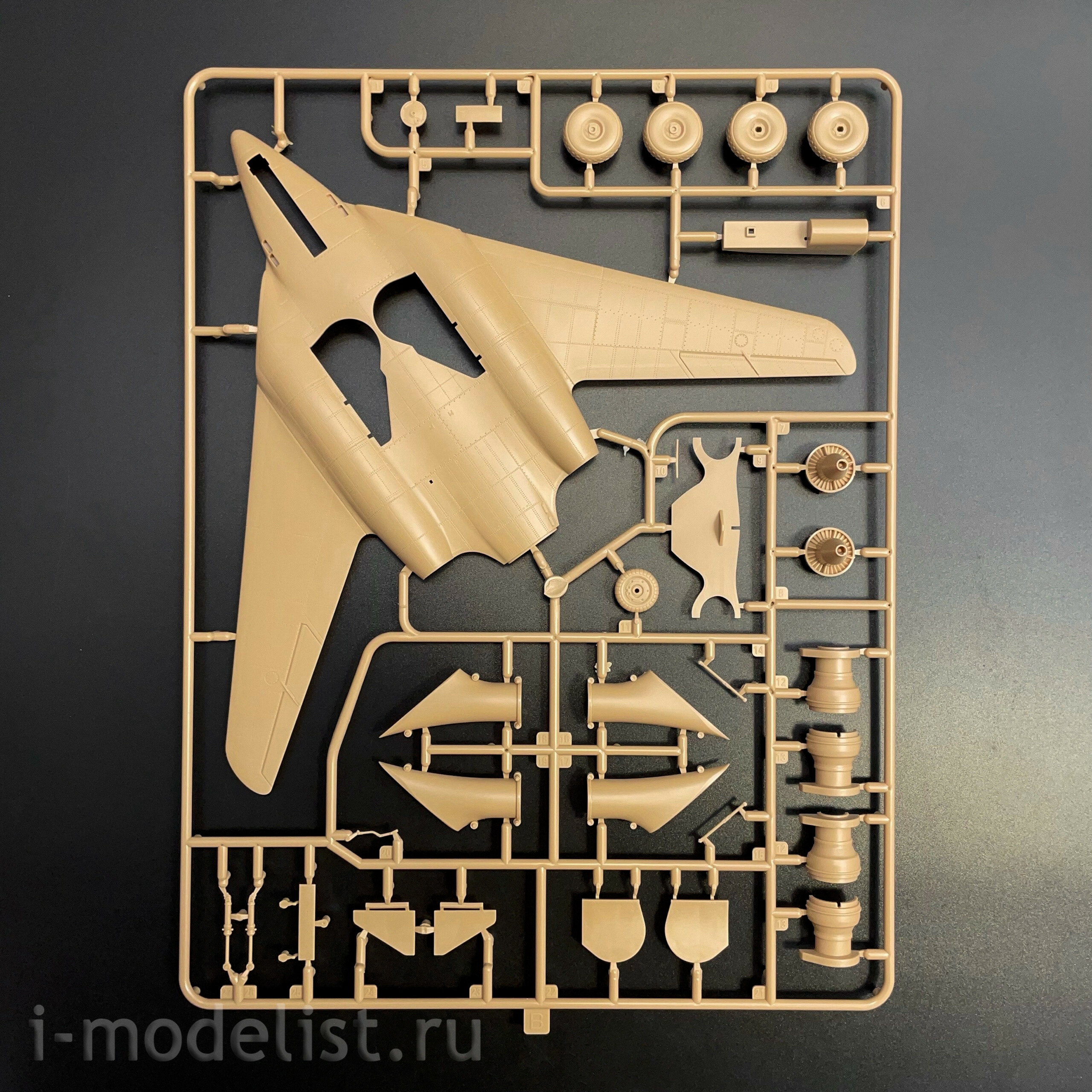 48A004 Amusing Hobby 1/48 Notмецкий истребитель Me 262 HG III 'V Tail'