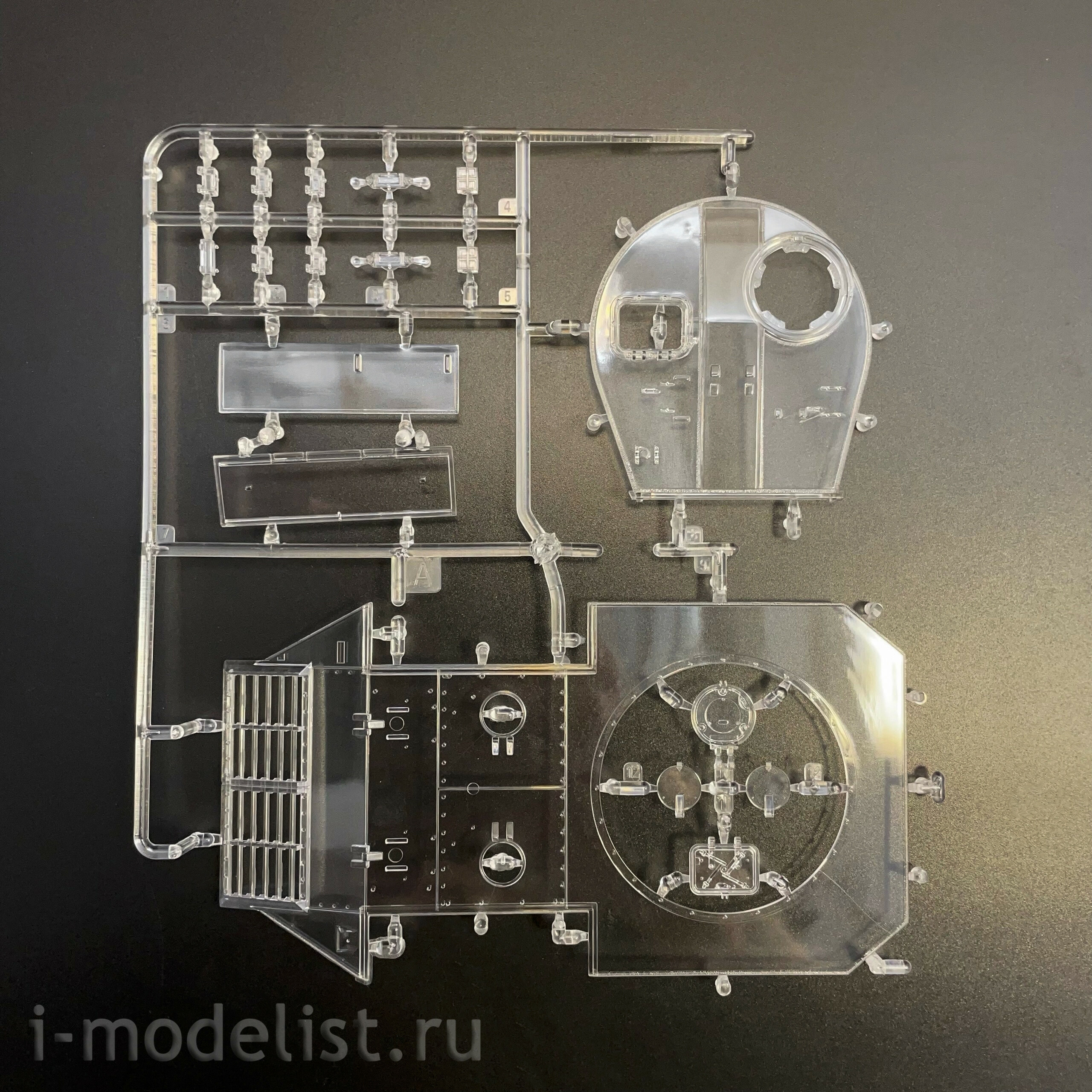 35A061 Amusing Hobby 1/35 Notмецкий танк Pz.Kpfw.VI Tiger(P) 