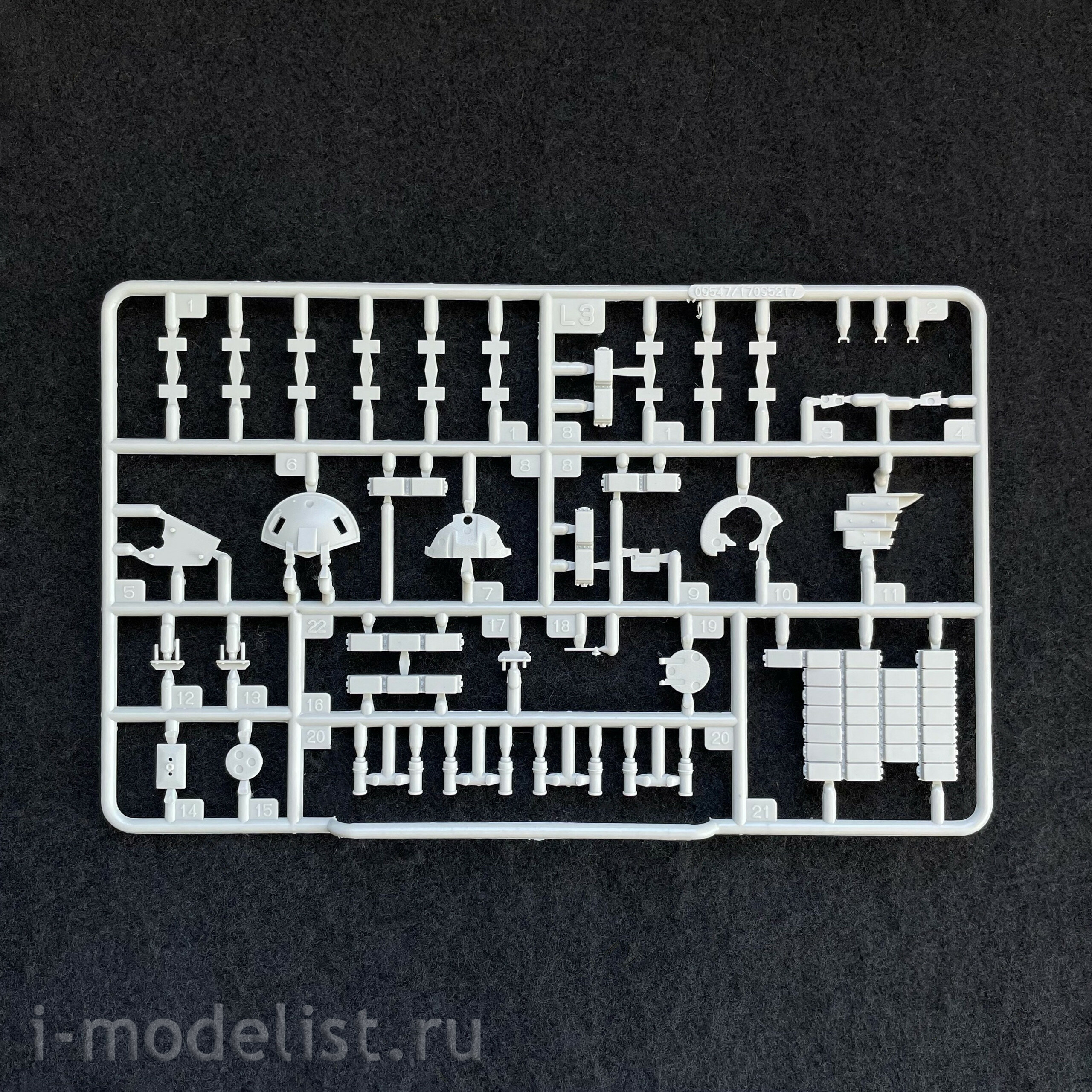 09602 Trumpeter 1/35 Soviet T-72 Ural tank with Kontakt-1 rocket armament (under UVZ license)