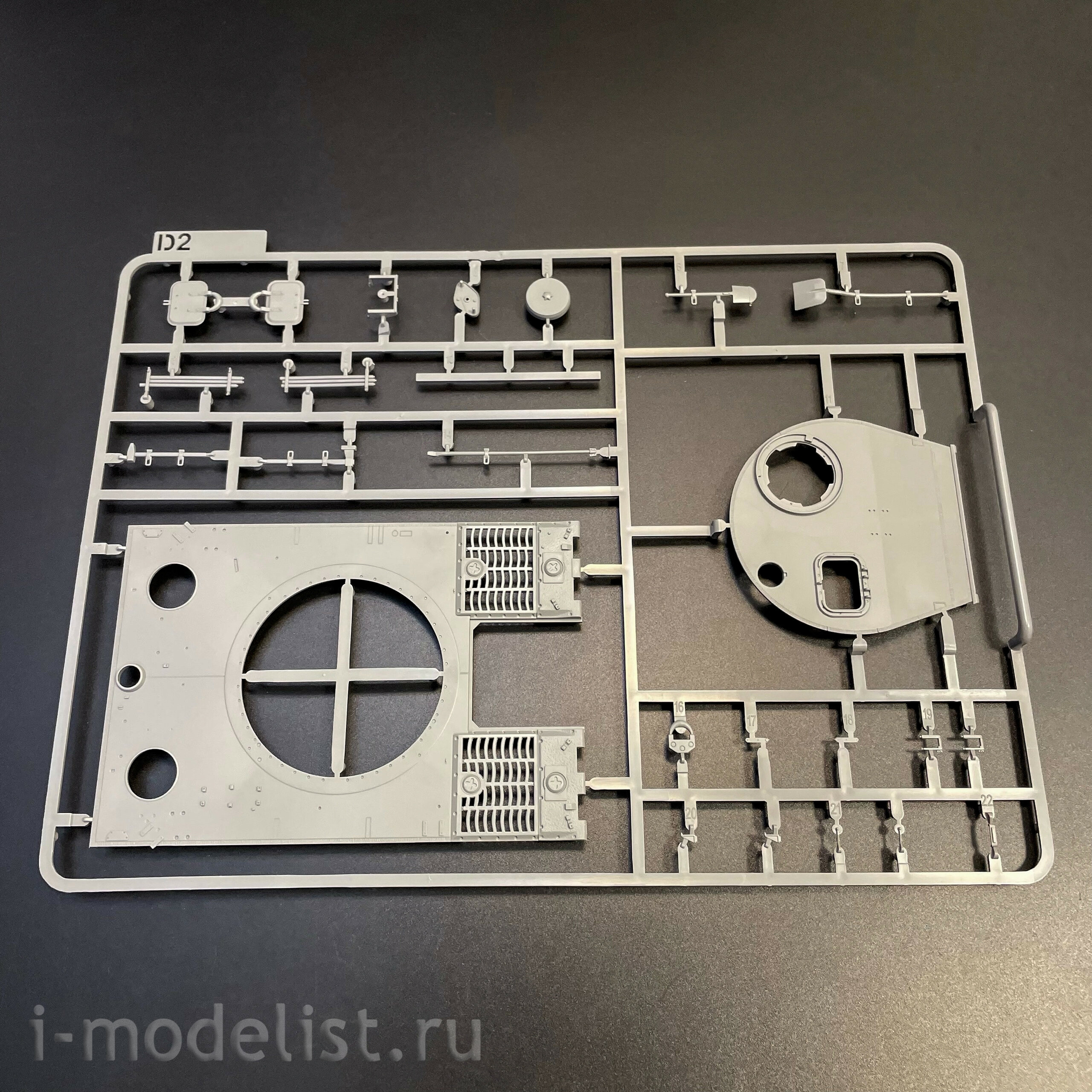 2195W Takom 1/35 Набор TIGER I² BOX - Sd.Kfz.181 Pz.Kpfw.VI Ausf.E Tiger I Command + Tiger I + фигура Михаэля Виттманна в 1/16
