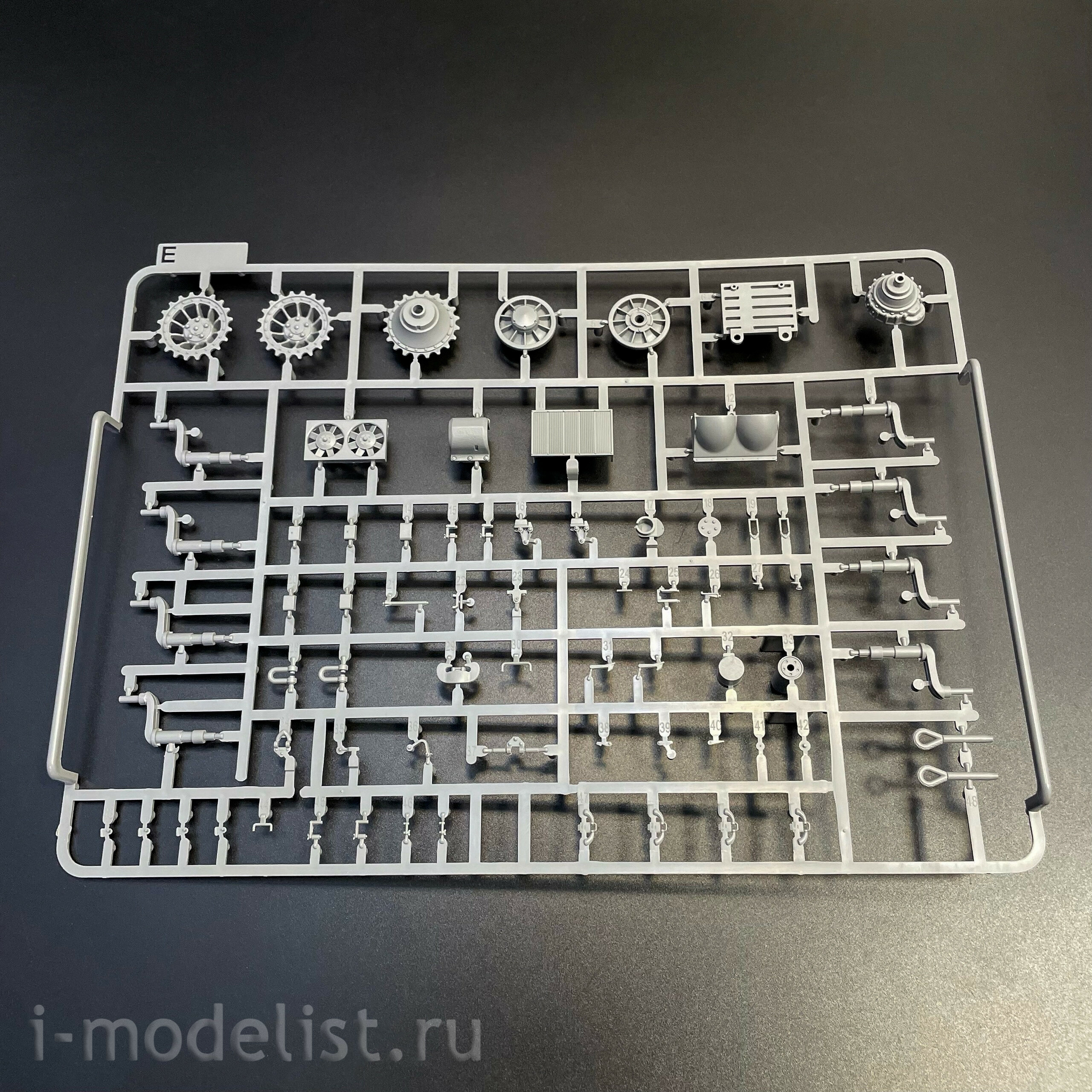 2195W Takom 1/35 Набор TIGER I² BOX - Sd.Kfz.181 Pz.Kpfw.VI Ausf.E Tiger I Command + Tiger I + фигура Михаэля Виттманна в 1/16