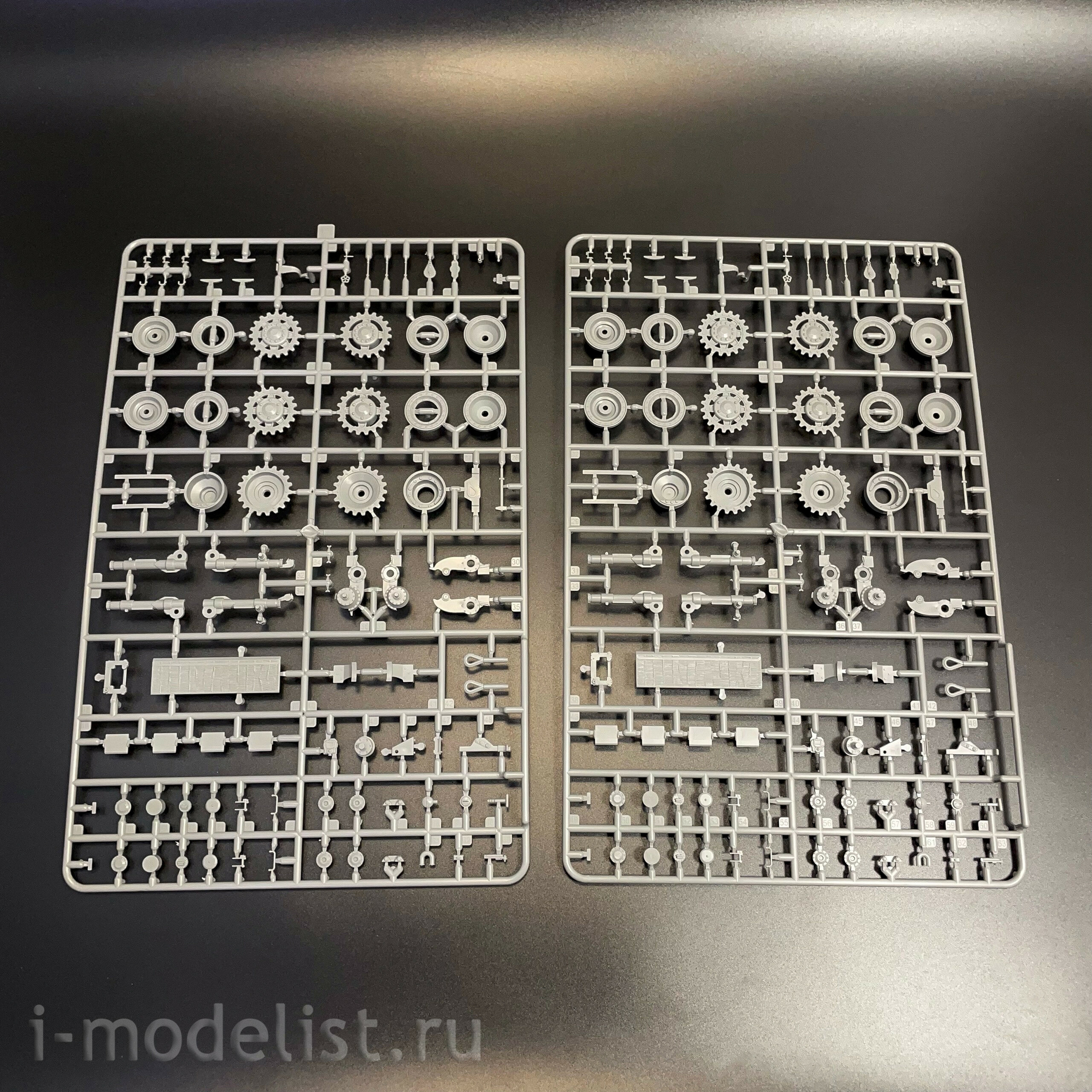 35A059 Amusing Hobby 1/35 Тяжёлый немецкий танк Tiger (P) 003 с Zimmerit в мае 1944 года