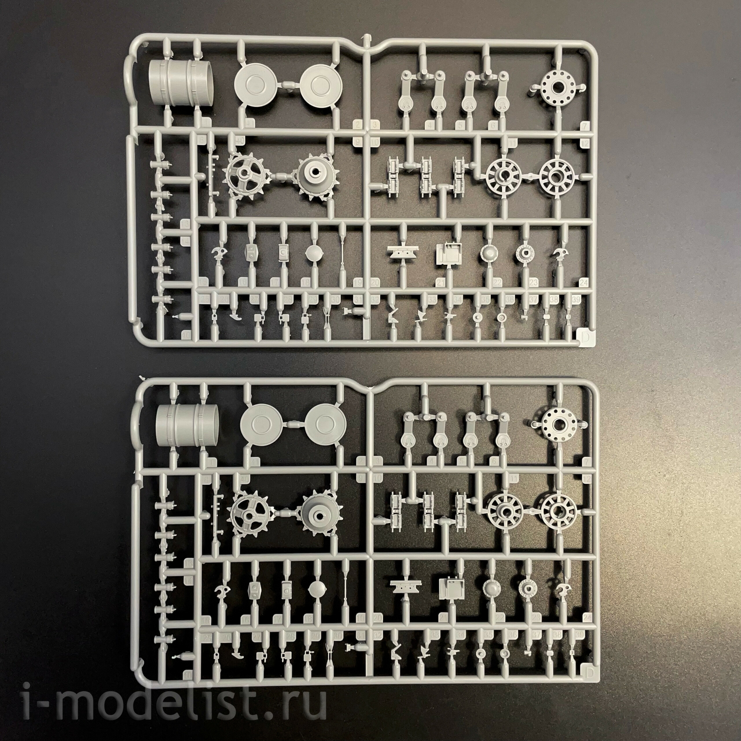 35A060 Amusing Hobby 1/35 Soviet T-80U tank with full interior (licensed by Omsktransmash)