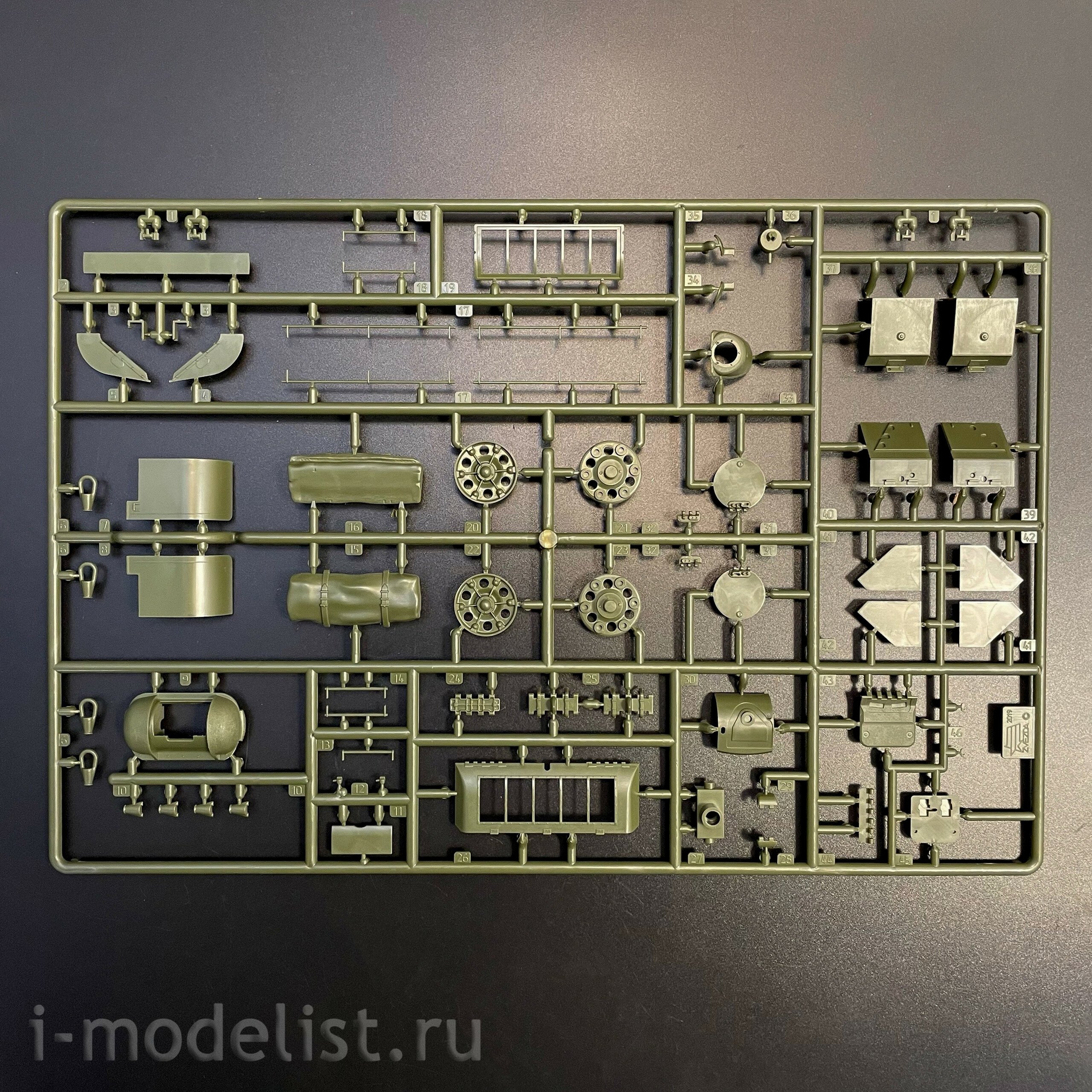 3686ГП Zvezda 1/35 Герои Победы. Советский средний танк Т-34/76 обр. 1942 г.