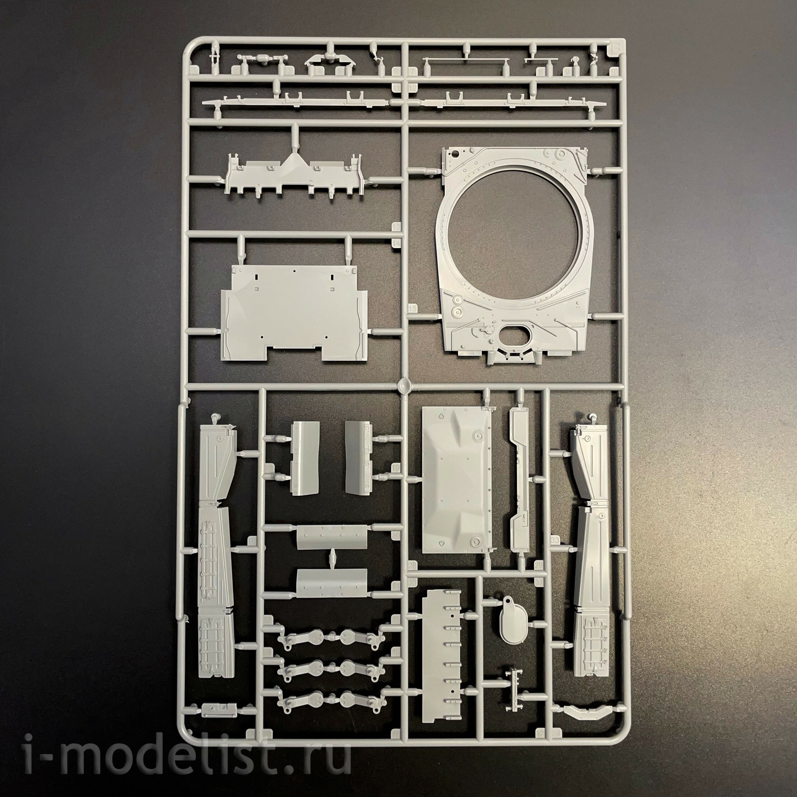35A060 Amusing Hobby 1/35 Soviet T-80U tank with full interior (licensed by Omsktransmash)