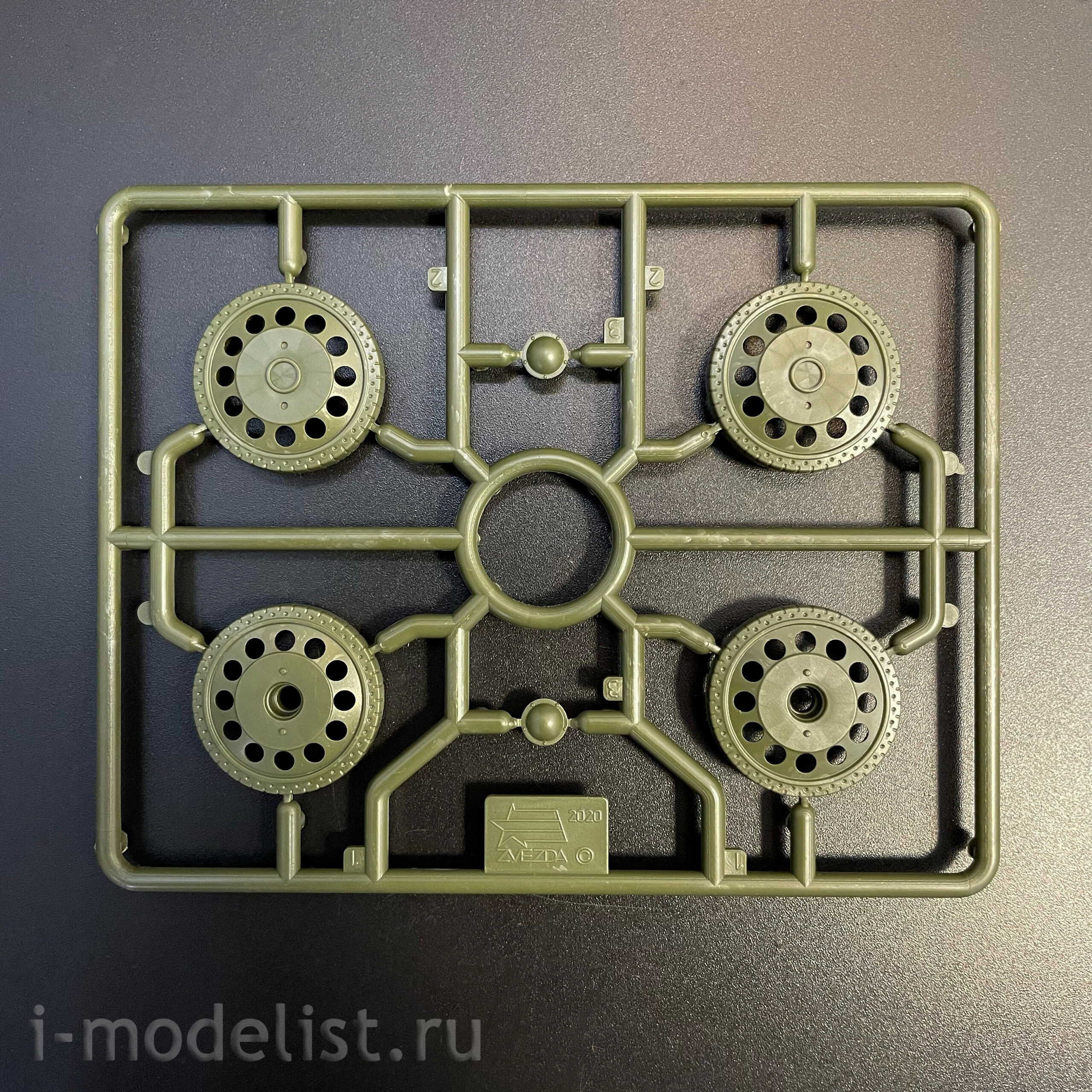 3686ГП Zvezda 1/35 Герои Победы. Советский средний танк Т-34/76 обр. 1942 г.