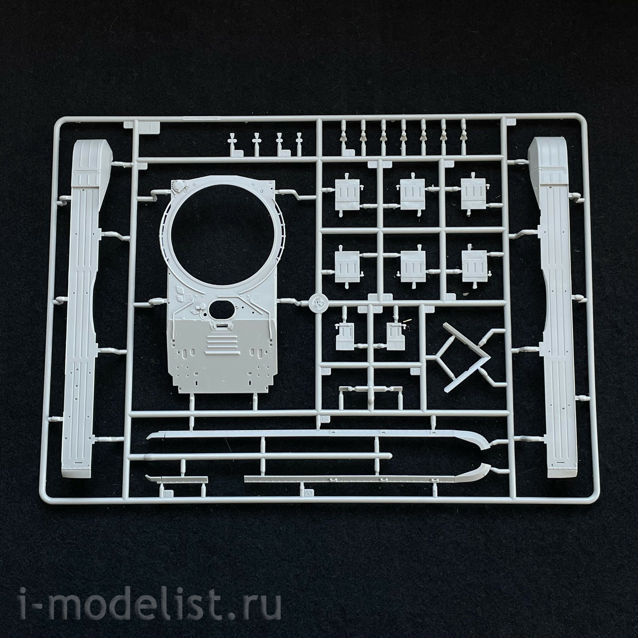 09603 Trumpeter 1/35 Russian T-72M tank (licensed by UVZ)