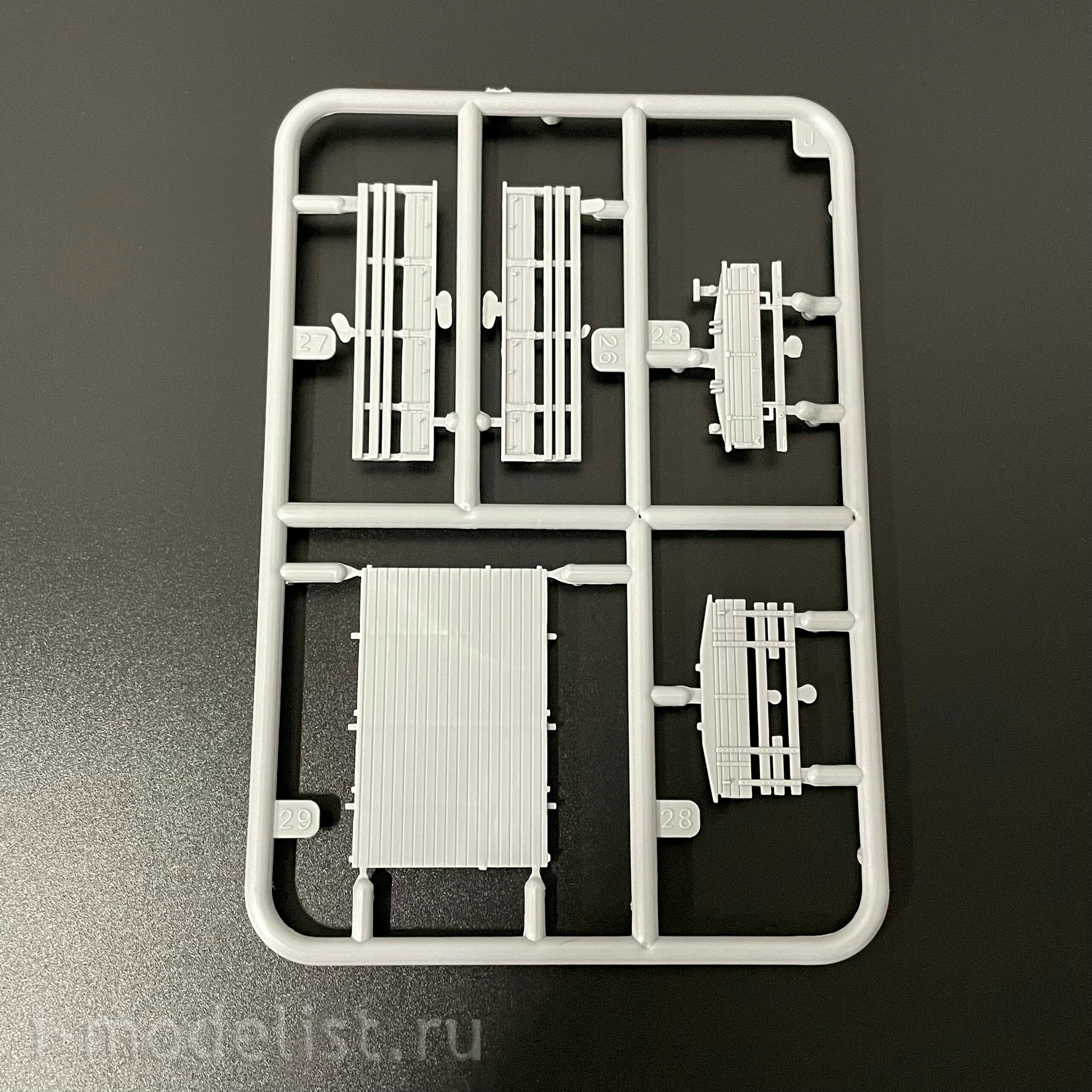 7208AVD AVD Models 1/72 ЗИЛ-131 бортовой