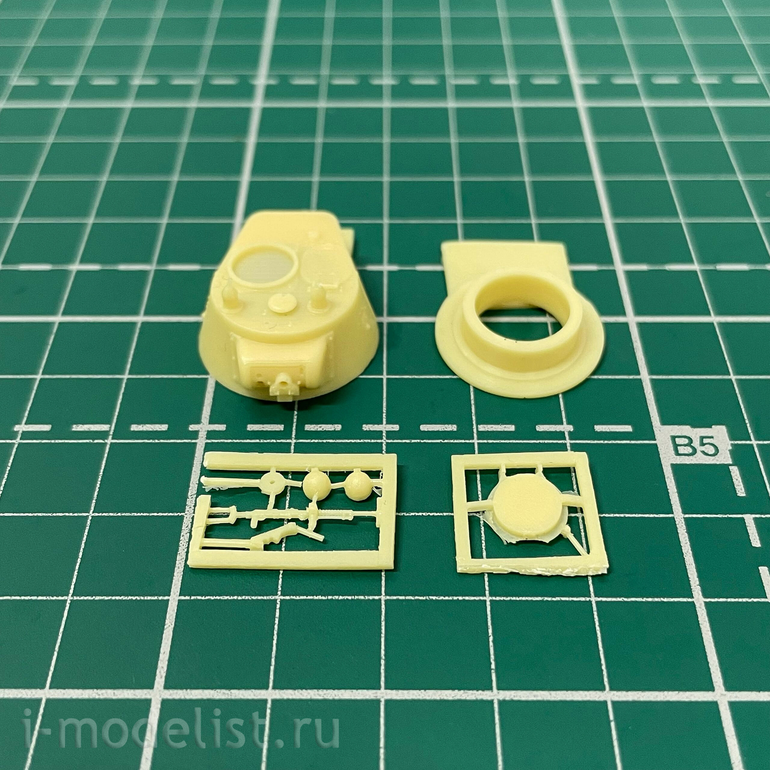 238 UM 1/72 Soviet tank BT-7 with anti-aircraft installation P-40