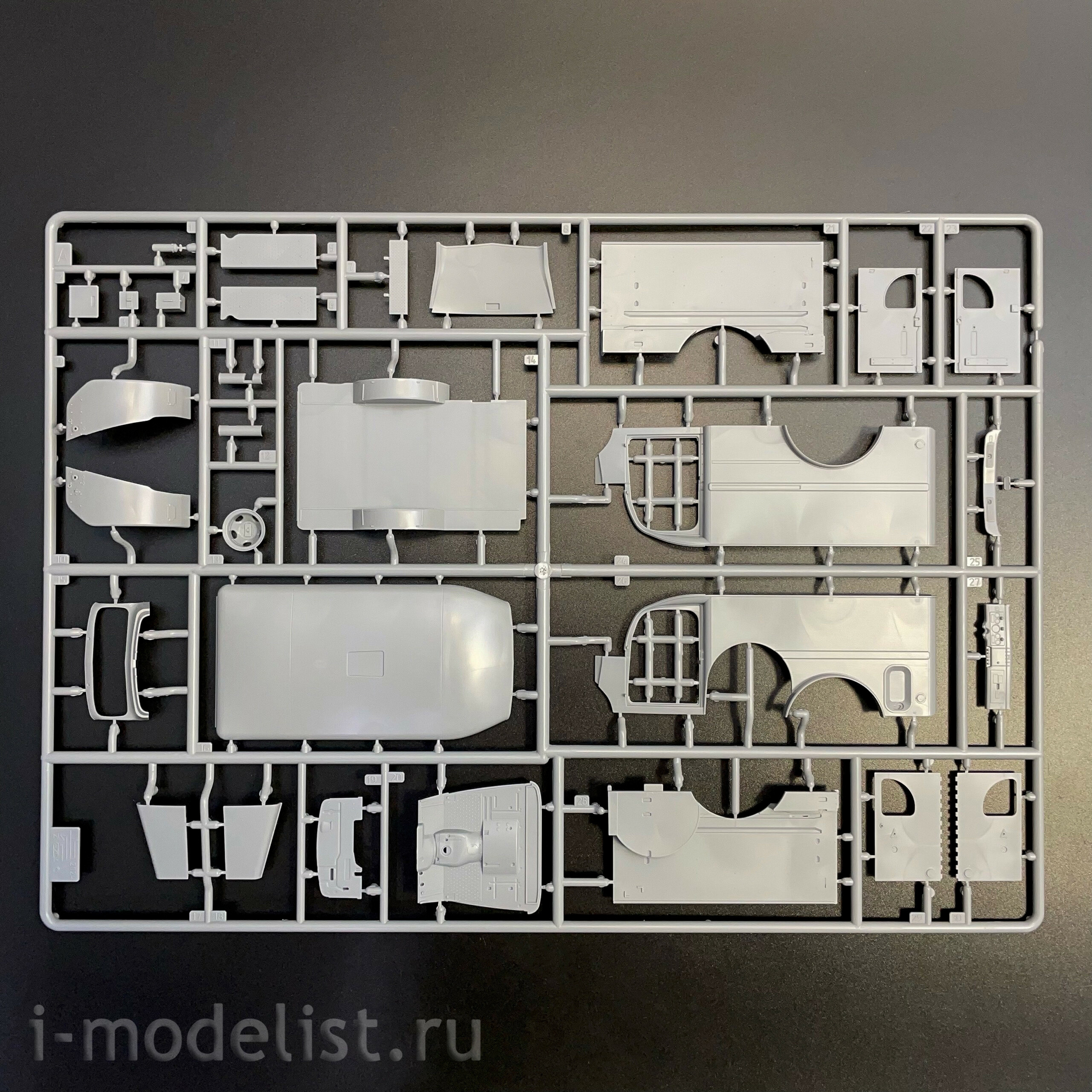3711 Zvezda 1/35 Американский армейский медицинский автомобиль Dodge WC-54