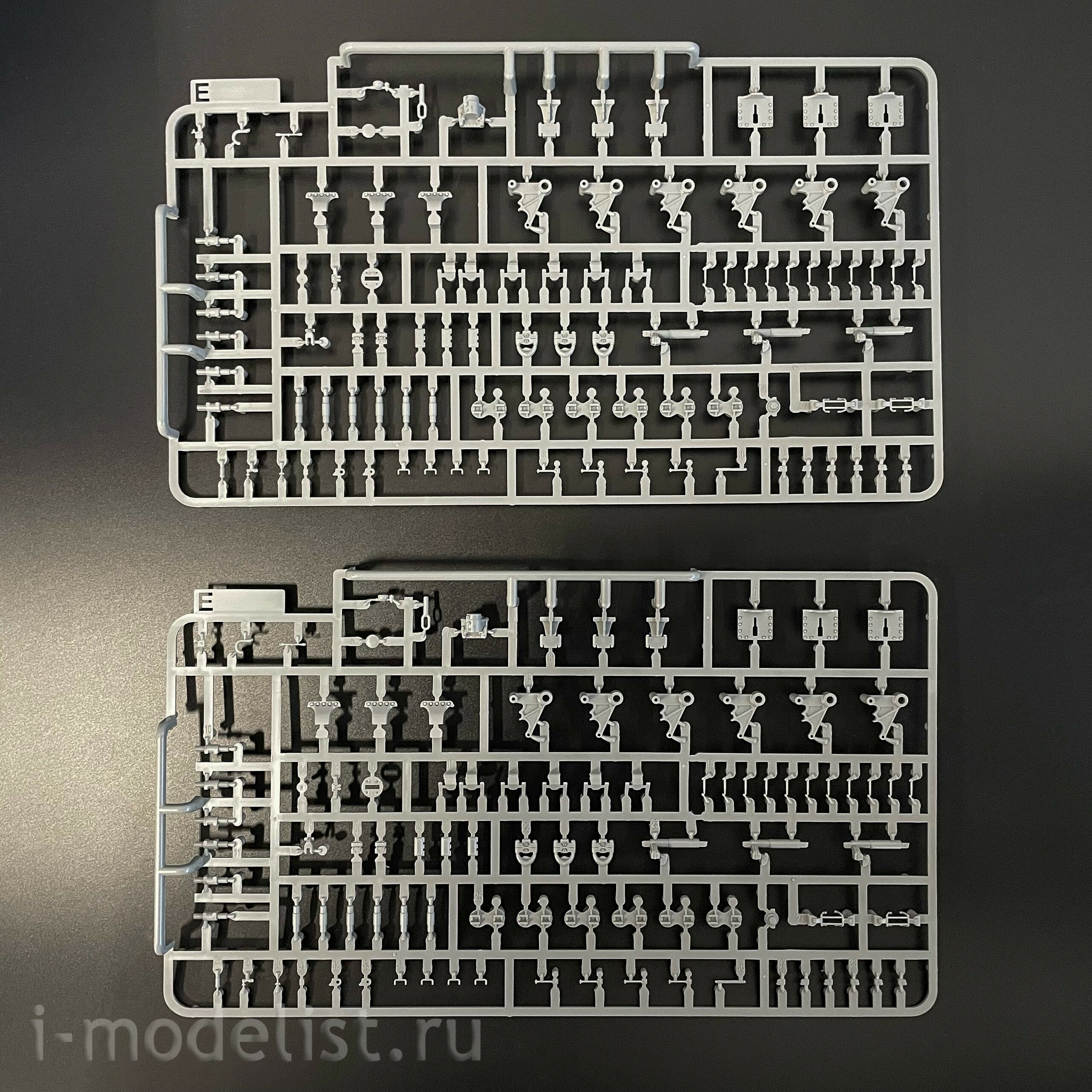 2205W Takom 1/35 Набор Sherman Box: M4A1 (76w) HVSS + M1 Super Sherman + фигура члена экипажа танка армии США в 1/16 масштабе