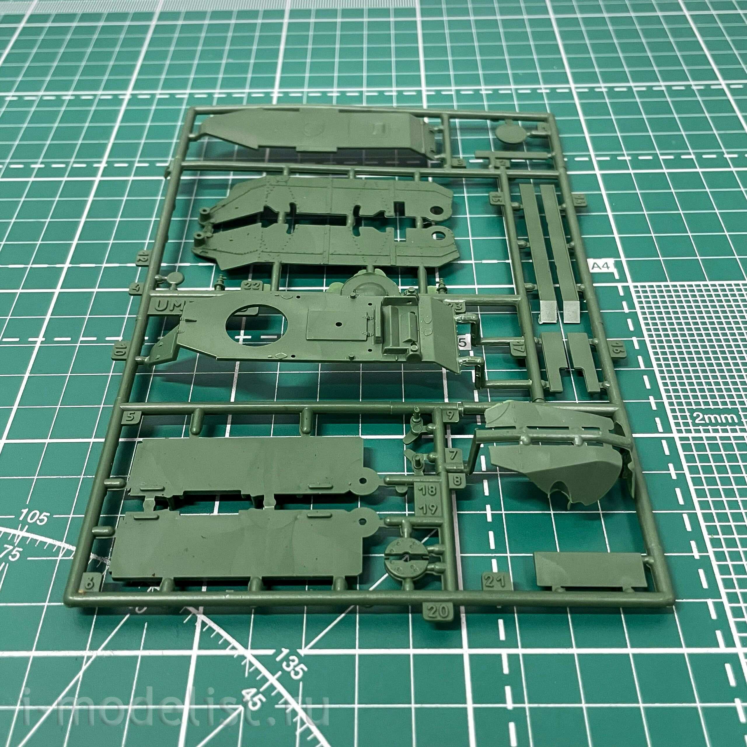 238 UM 1/72 Soviet tank BT-7 with anti-aircraft installation P-40
