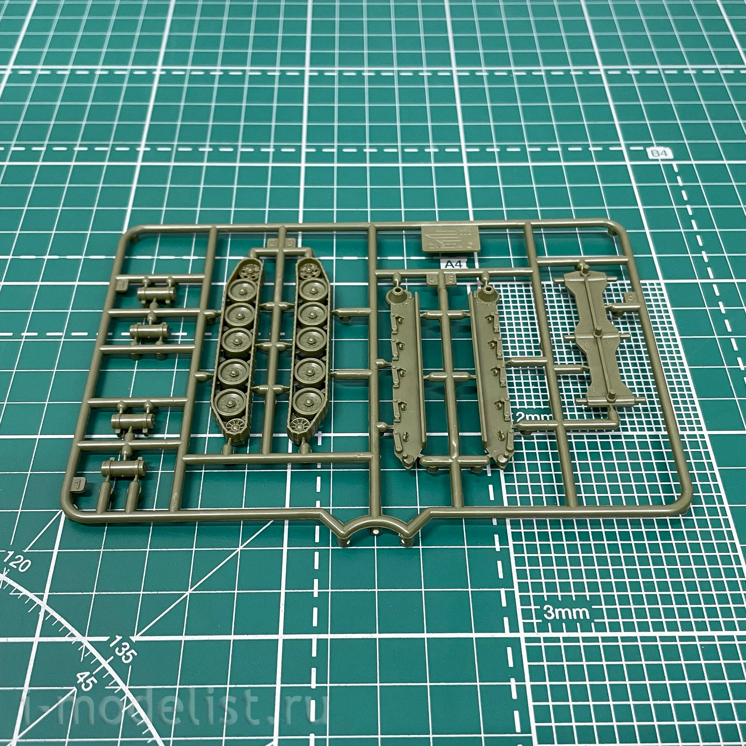 6281 Zvezda 1/100 Soviet self-propelled artillery mount SU-122