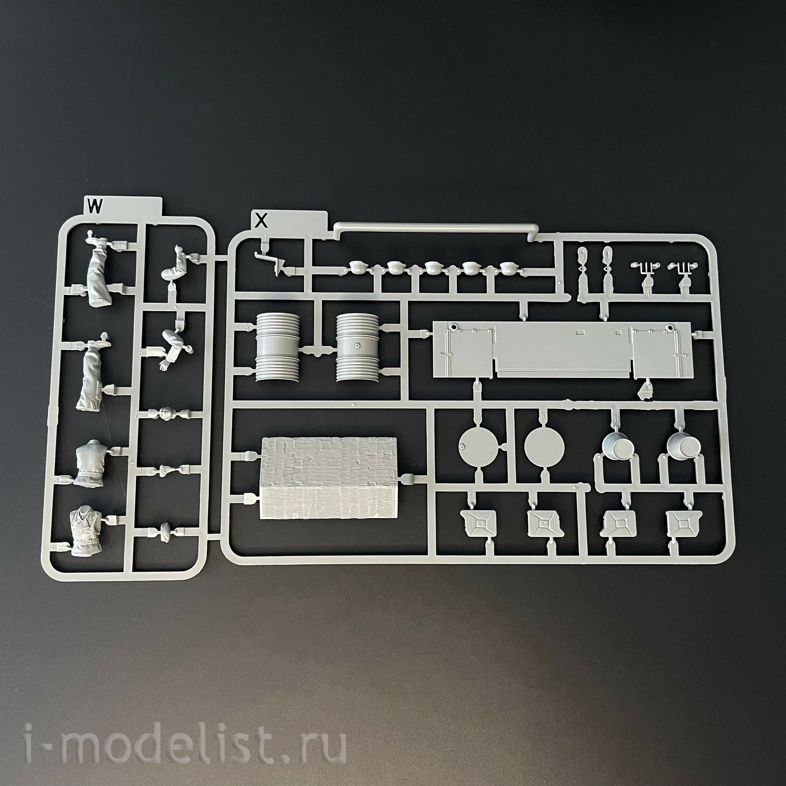 2200 Takom 1/35 German Tiger I Tank (medium) with Zimmerit