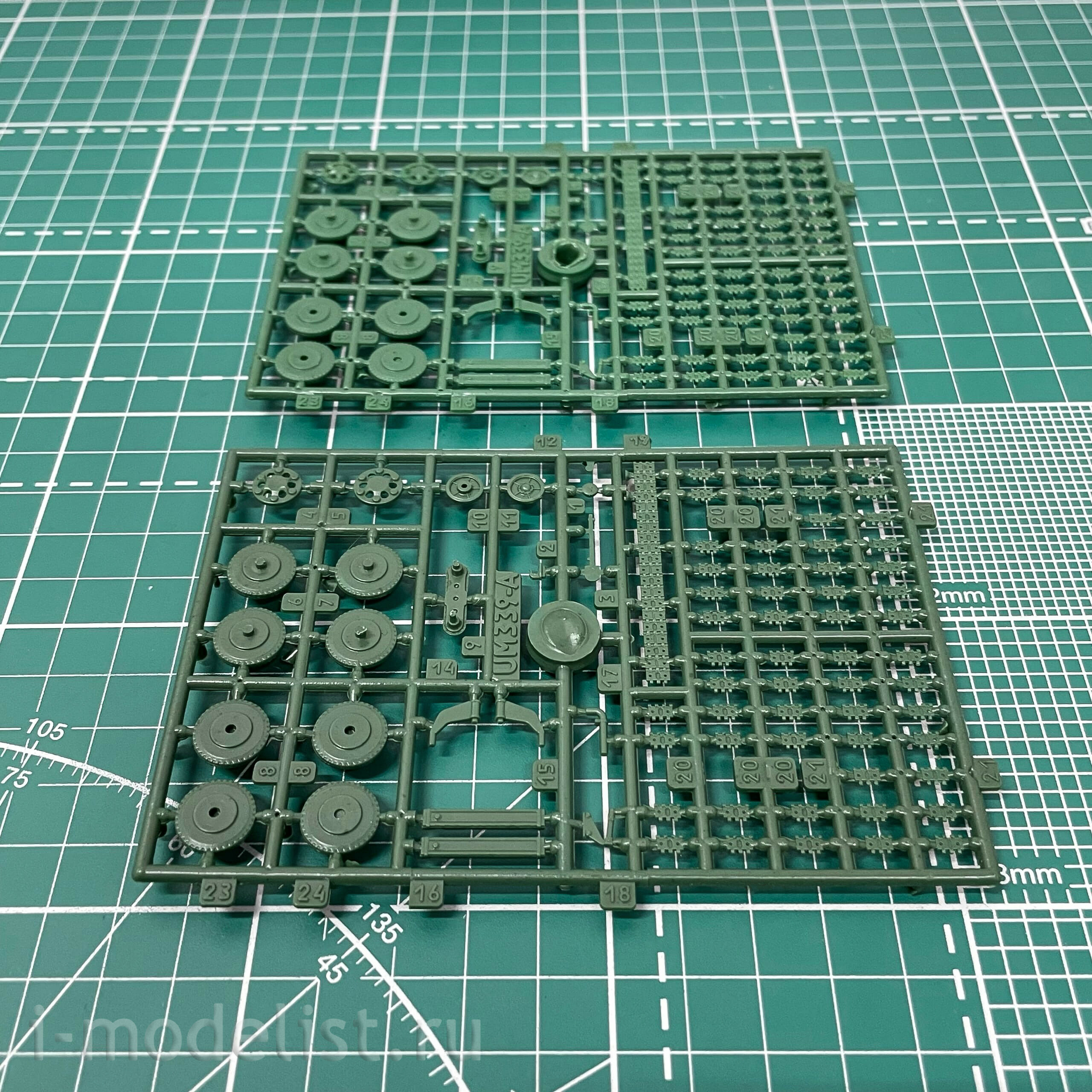 238 UM 1/72 Soviet tank BT-7 with anti-aircraft installation P-40