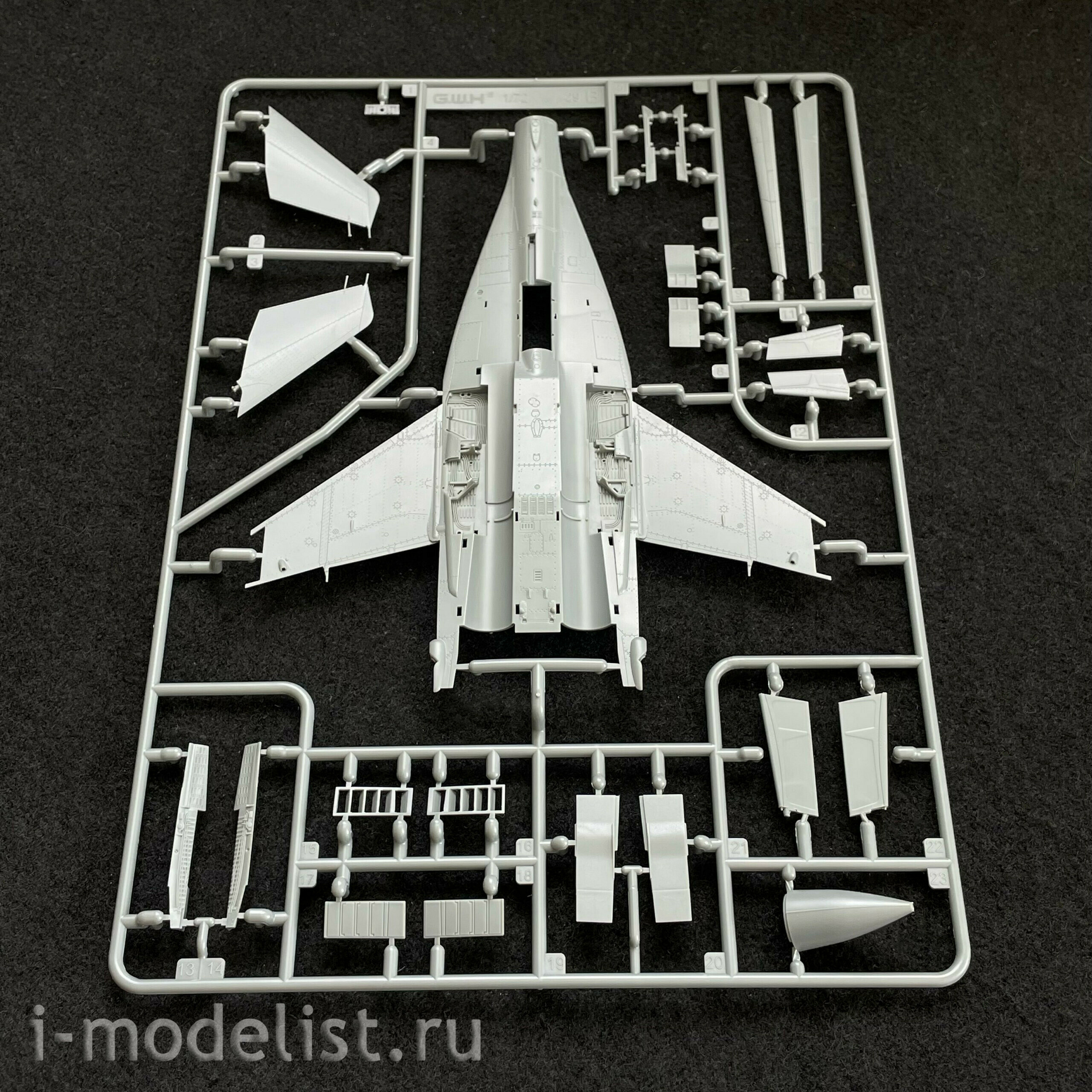 L7212 Great Wall Hobby 1/72 M-29-12 Late Type “Fulcrum” Fighter