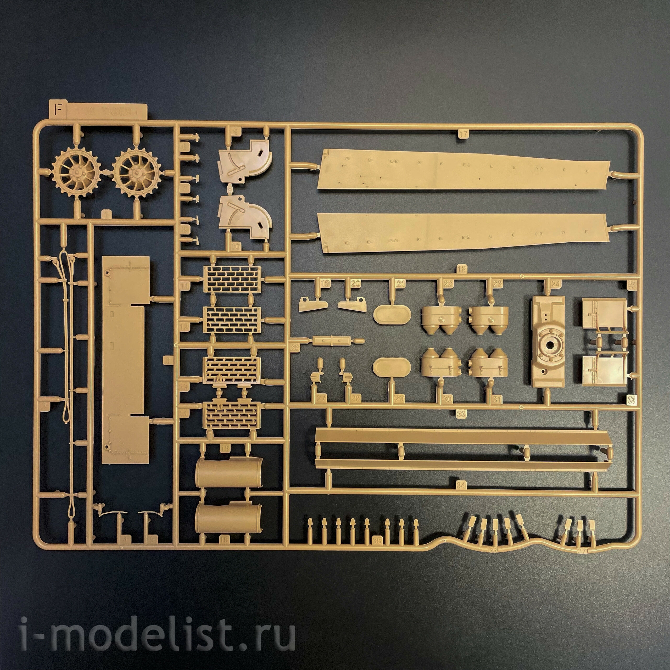 RM-5140 Rye Field Model 1/35 Notмецкий танк Sd.kfz.181 Tiger I (ранний, Курск 1943) с двигателем и фигуркой Михаэля Виттманна
