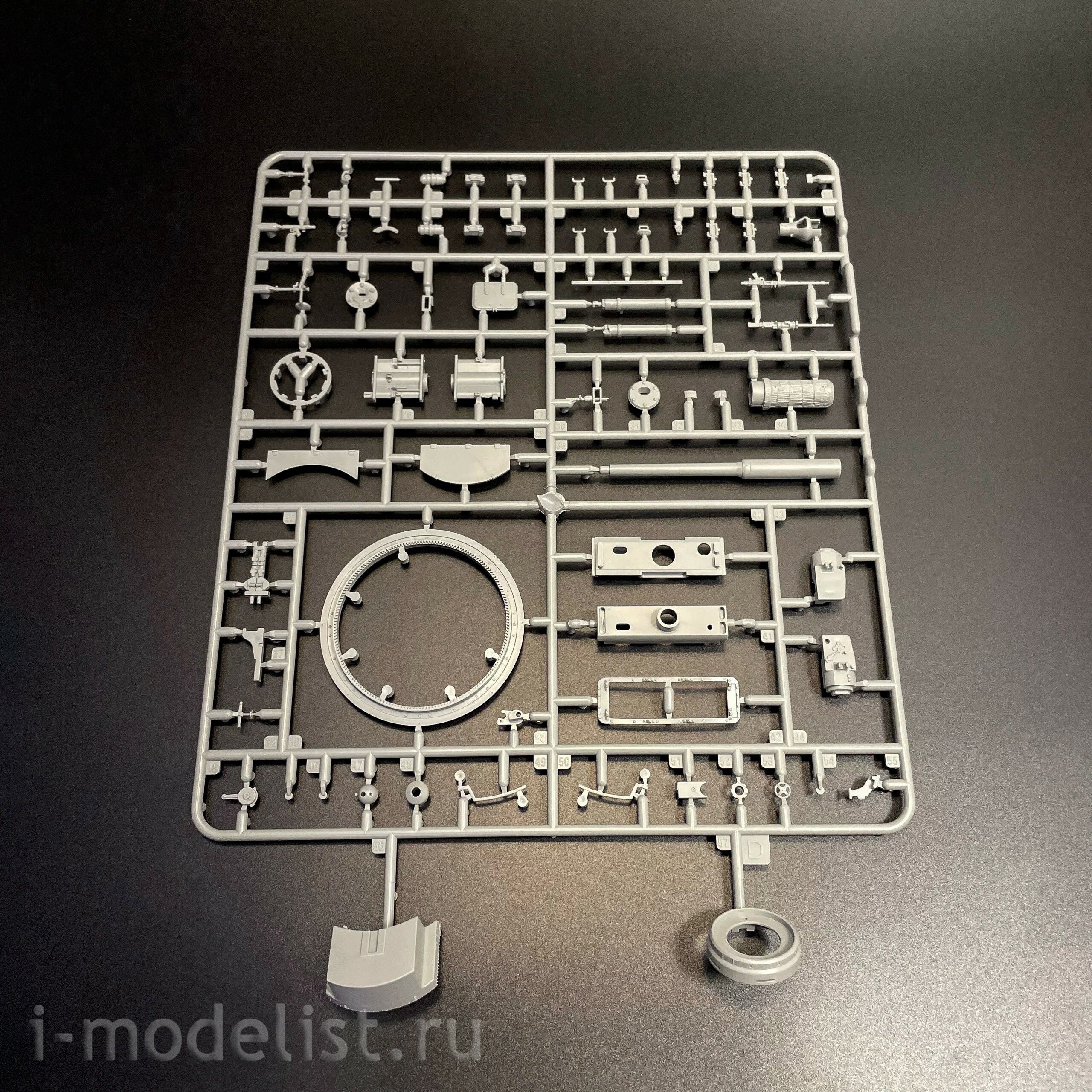 35A059 Amusing Hobby 1/35 Тяжёлый немецкий танк Tiger (P) 003 с Zimmerit в мае 1944 года