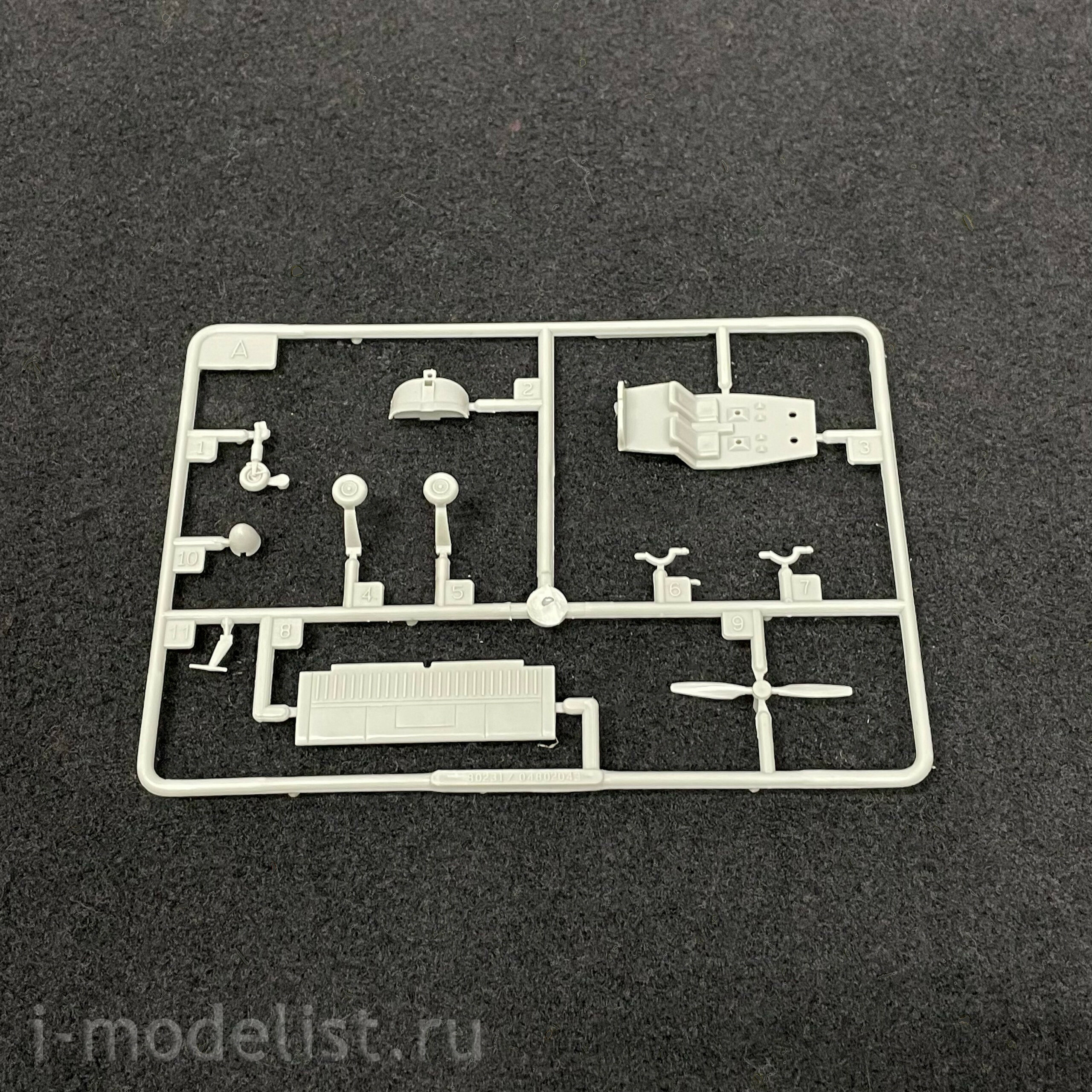 80231 HobbyBoss 1/72 Airplane Zlin Z-42M