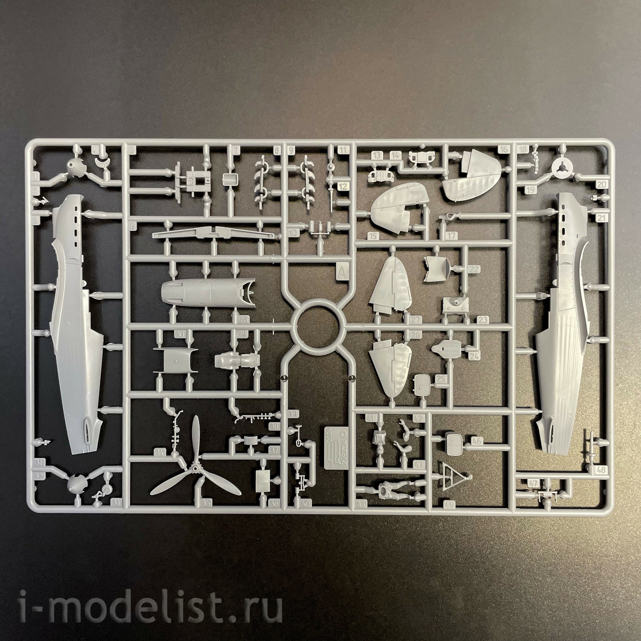 7327 Zvezda 1/72 Советский истребитель Як-1 27-92 серии