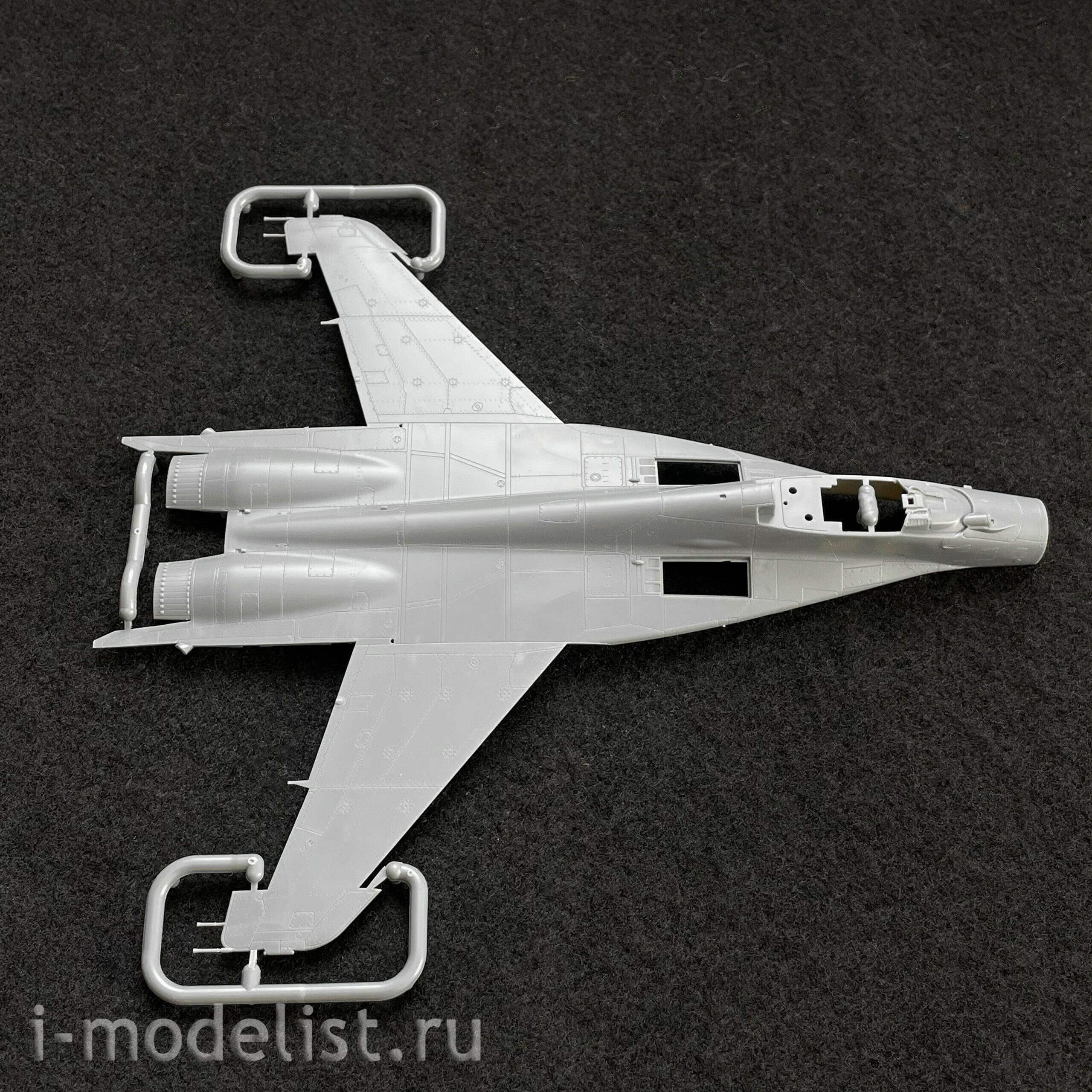 L7212 Great Wall Hobby 1/72 M-29-12 Late Type “Fulcrum” Fighter