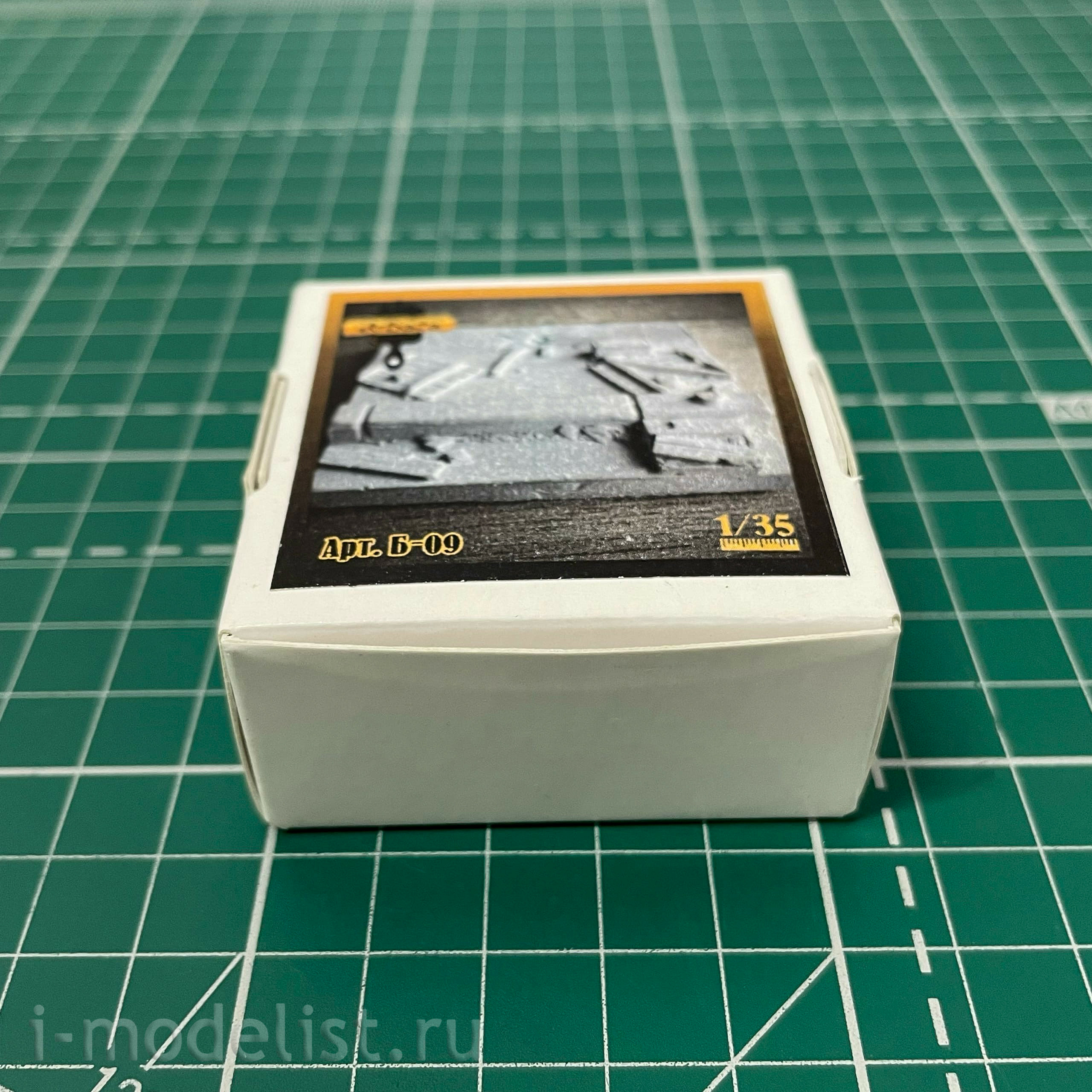 B09 artbaza 1/35 fragment of a street road with broken boxes