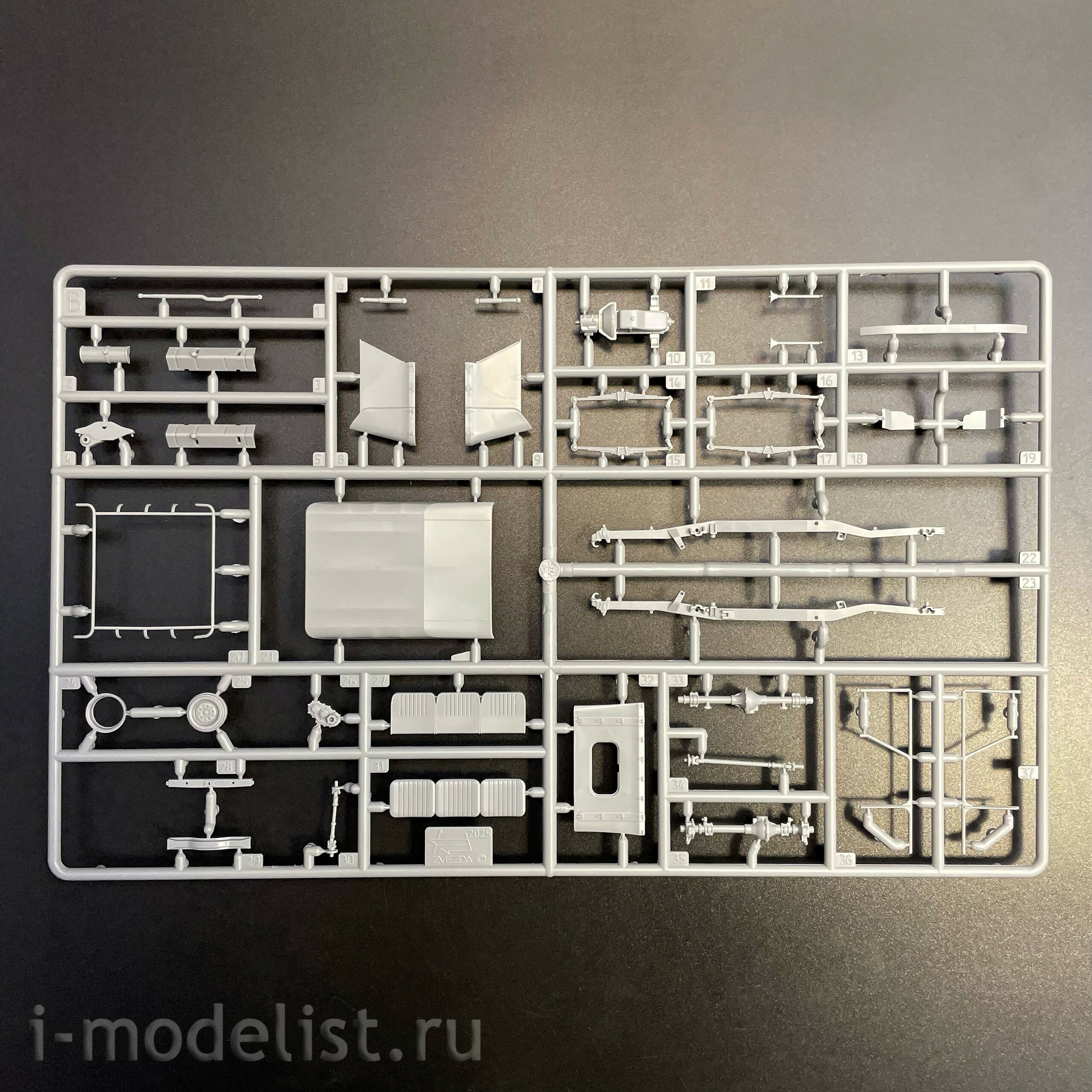 43007 Zvezda 1/43 Soviet military SUV UAZ-469