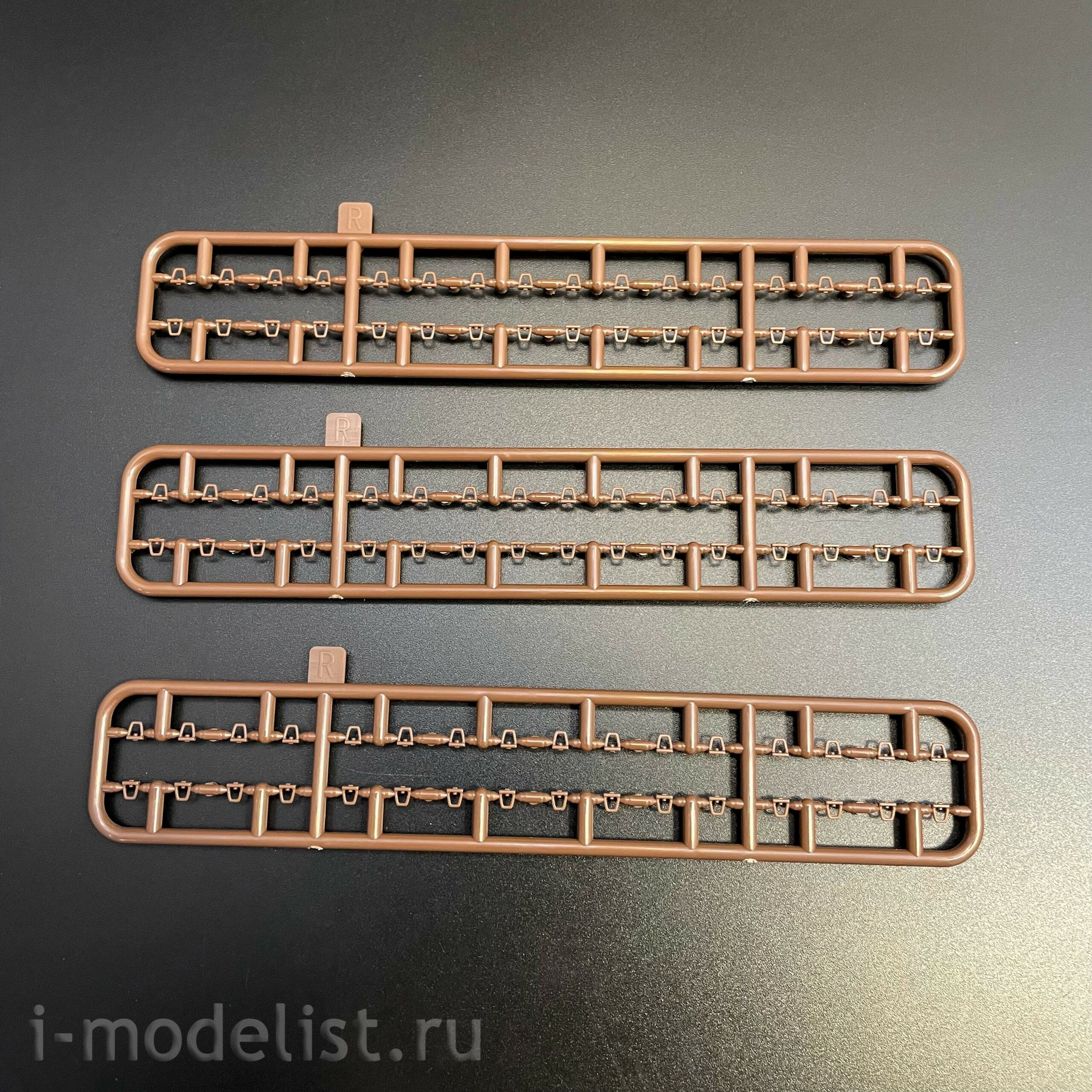 35A060 Amusing Hobby 1/35 Soviet T-80U tank with full interior (licensed by Omsktransmash)