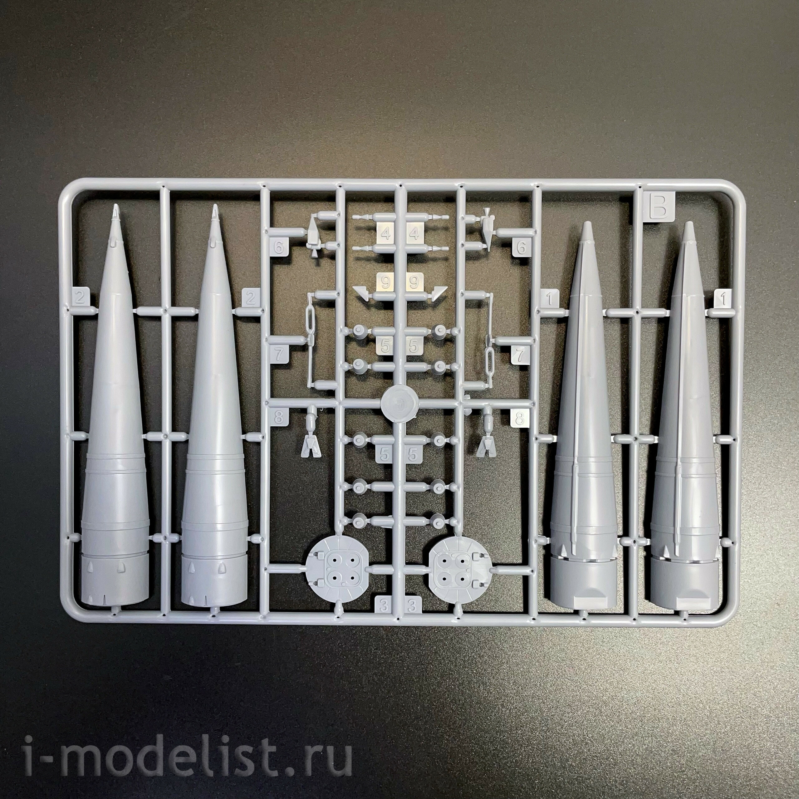 EE144302 Eastern Express 1/144 Missile-carrier 