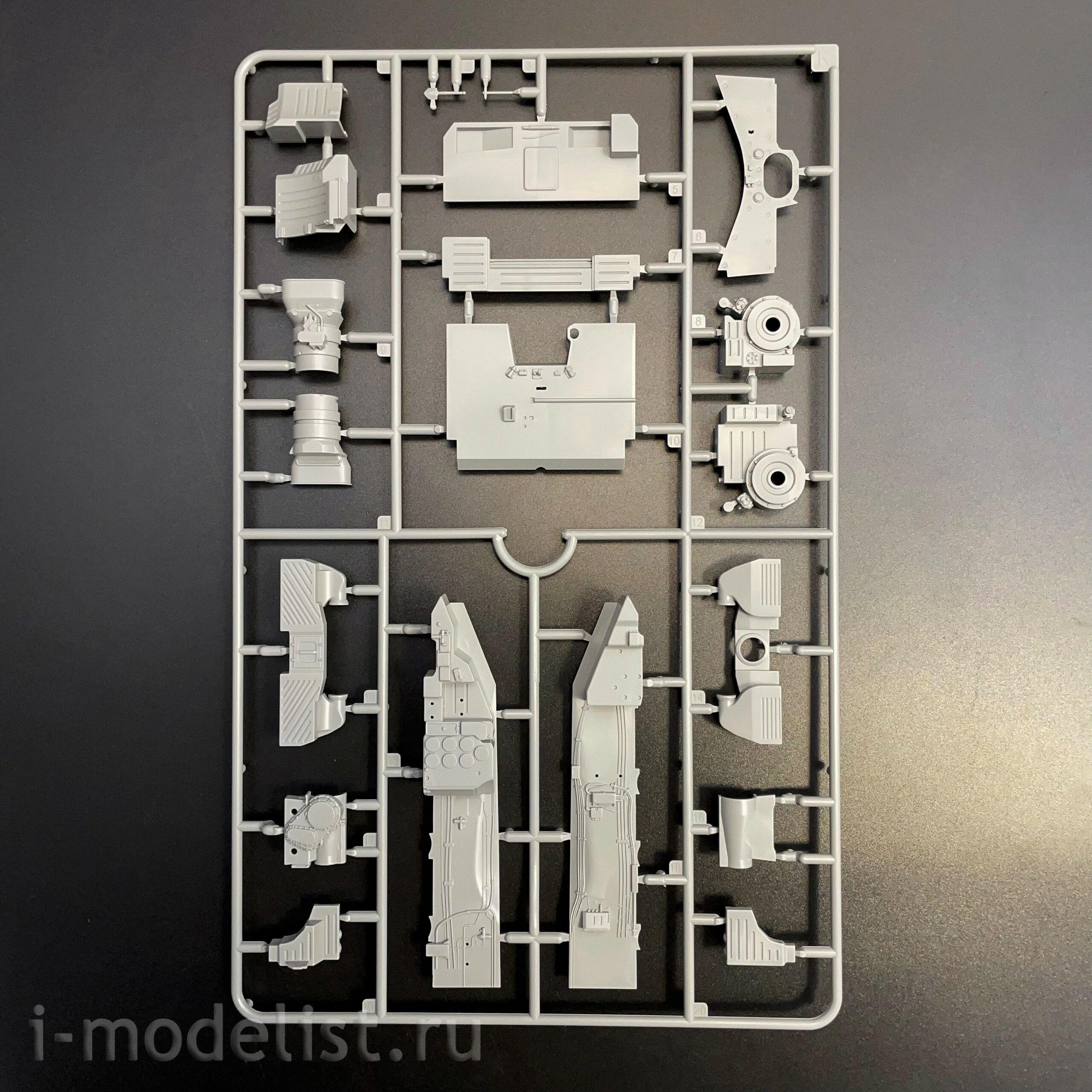 35A060 Amusing Hobby 1/35 Soviet T-80U tank with full interior (licensed by Omsktransmash)