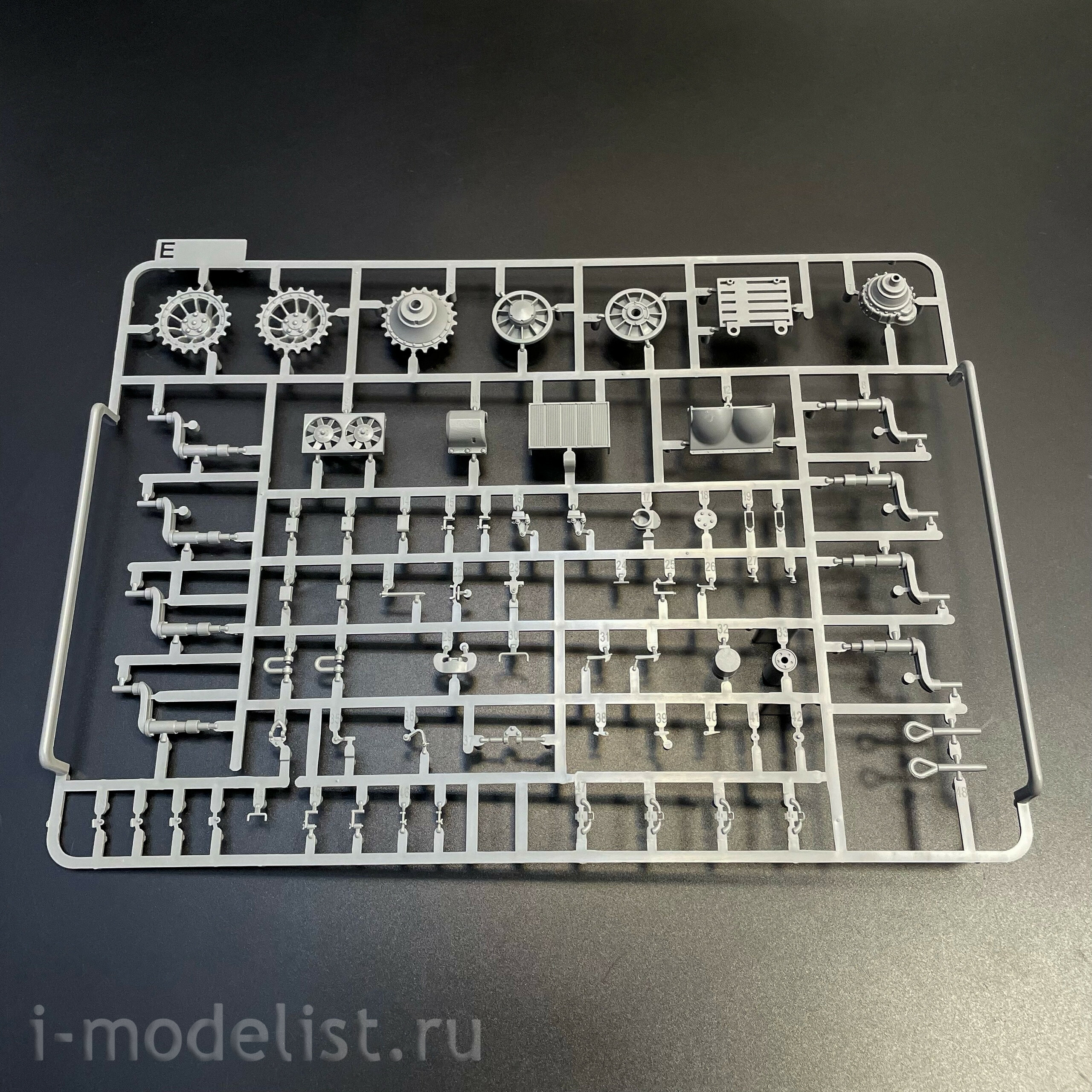 2195W Takom 1/35 Набор TIGER I² BOX - Sd.Kfz.181 Pz.Kpfw.VI Ausf.E Tiger I Command + Tiger I + фигура Михаэля Виттманна в 1/16