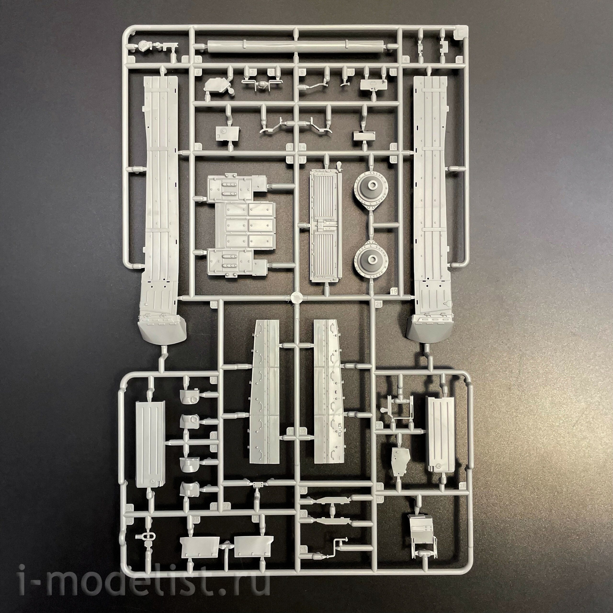 35A060 Amusing Hobby 1/35 Soviet T-80U tank with full interior (licensed by Omsktransmash)