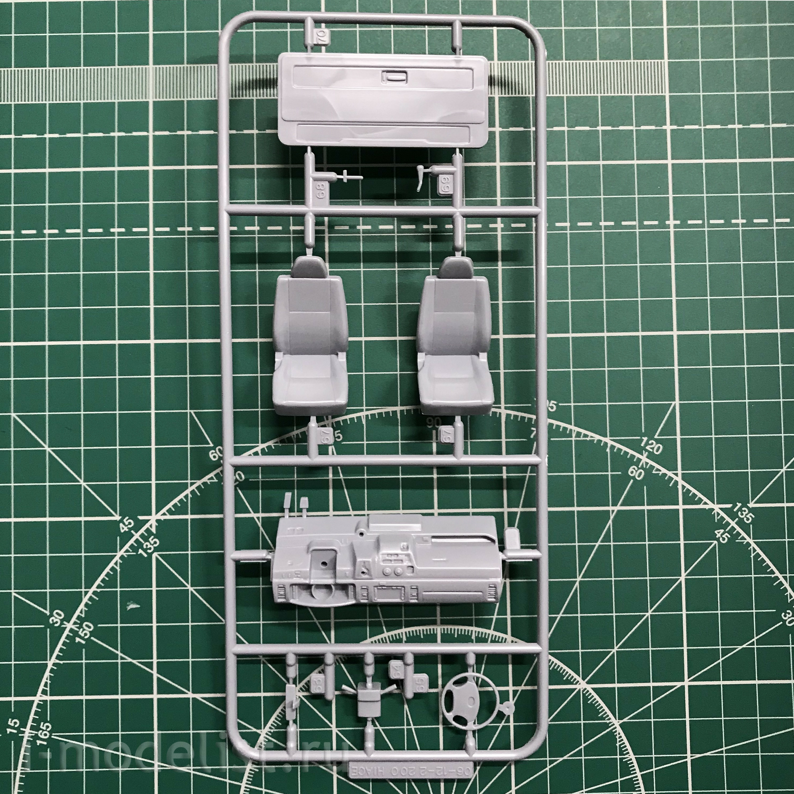05815 Aoshima 1/24 Toyota HiAce TRH200V