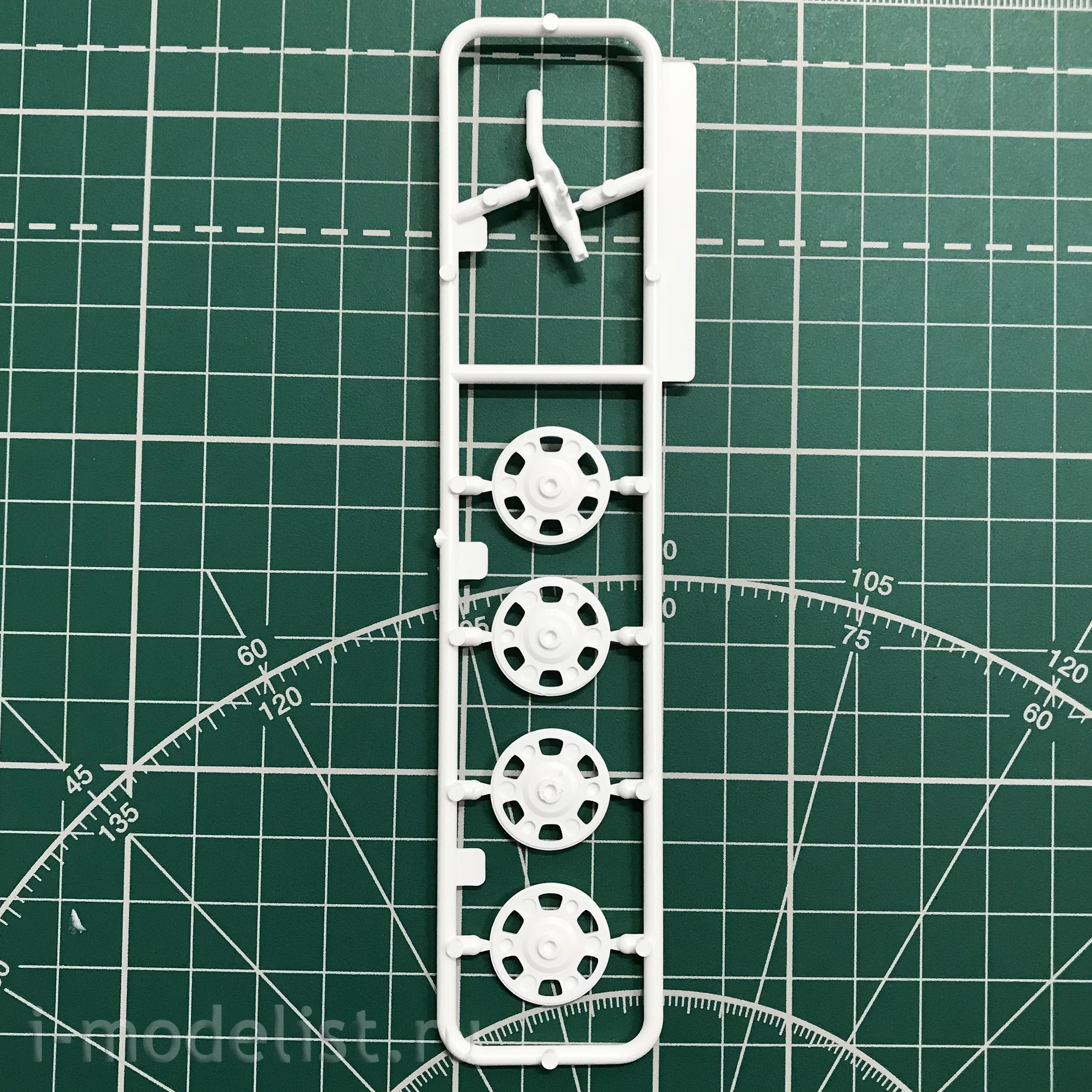 05815 Aoshima 1/24 Toyota HiAce TRH200V