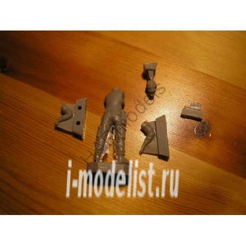 535001 HADmodels 1/35 Hungarian Igla Missile operator set with original lasercutted WOOD box, PE set and decal 
