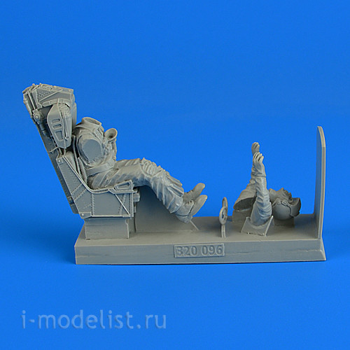 320 096 Aires 1/32 US Navy Fighter Pilot with ejection seat for F-8